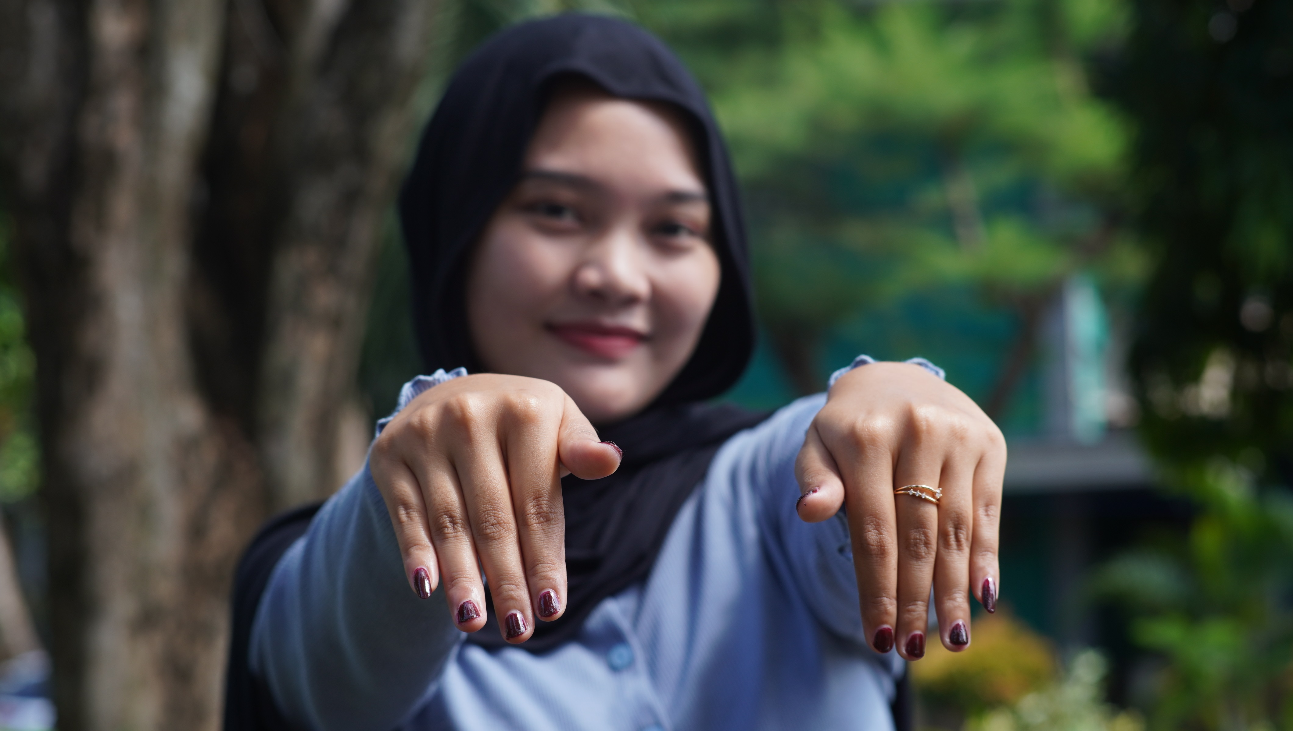 Nur Layla Romadoni pengguna kutek yang biasa digunakan dalam aktivitas sehari-hari.