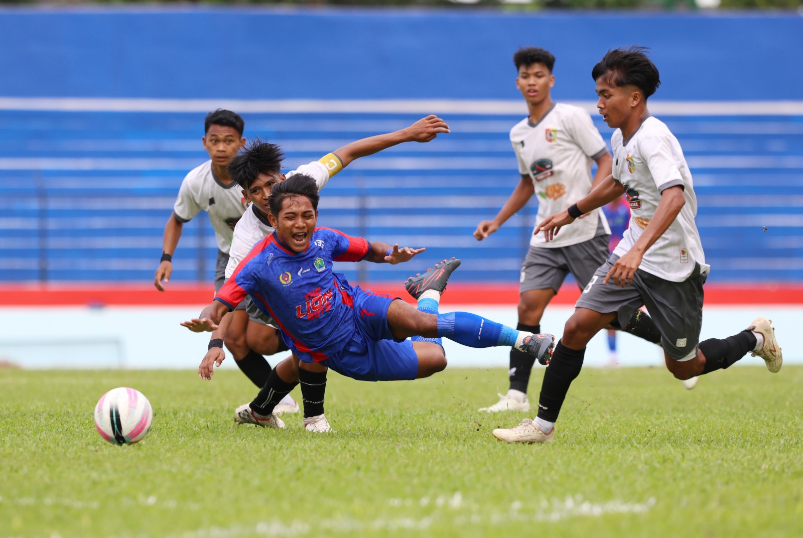 Pesepak bola putra Jember (putih) saat menghadapi Kota Malang pada babak penyisihan grup. Pada siang ini Jember akan melangsungkan pertandingan semifinal melawan Kota Surabaya.