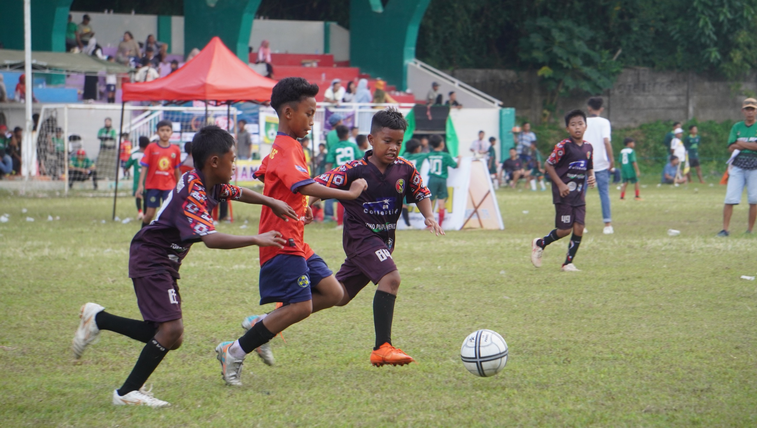 SSB Tunas Perkasa Ledokombo bertanding melawan Tri Jaya Guna Surabaya pada babak delapan besar pada mini turnamen Anniversary SSB Putra Mas di lapangan UIN Khas Jember, Jumat (27/6).