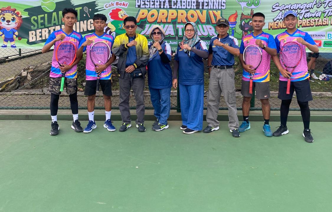 Ketua PELTI Jember bersama petenis Jember yang berlaga di Porprov Jatim