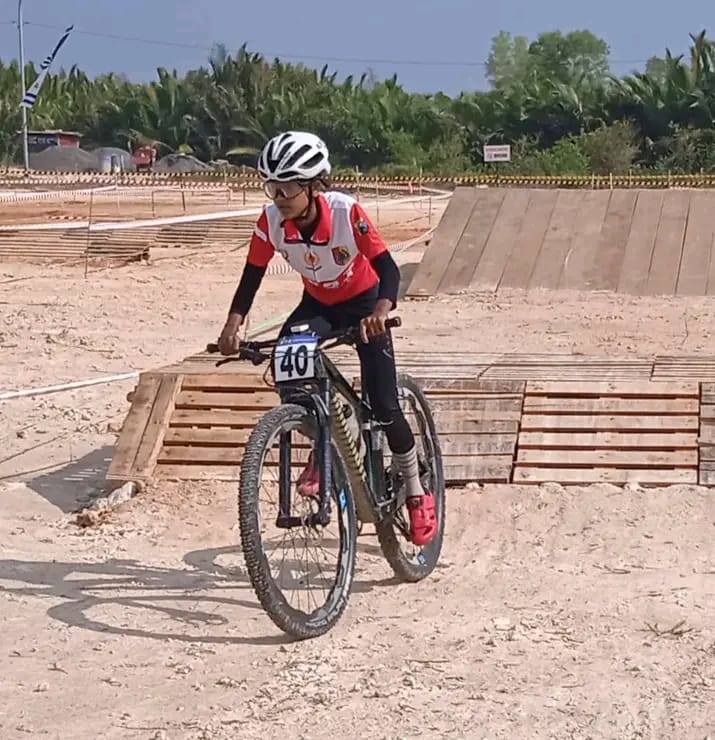Atlet balap sepeda Jember, Melinda Aprilia berhasil meraih emas setelah menjuarai balap sepeda kategori MTB XCO Putri di Porprov 2025 Malang Raya, Senin (30/6/2025).