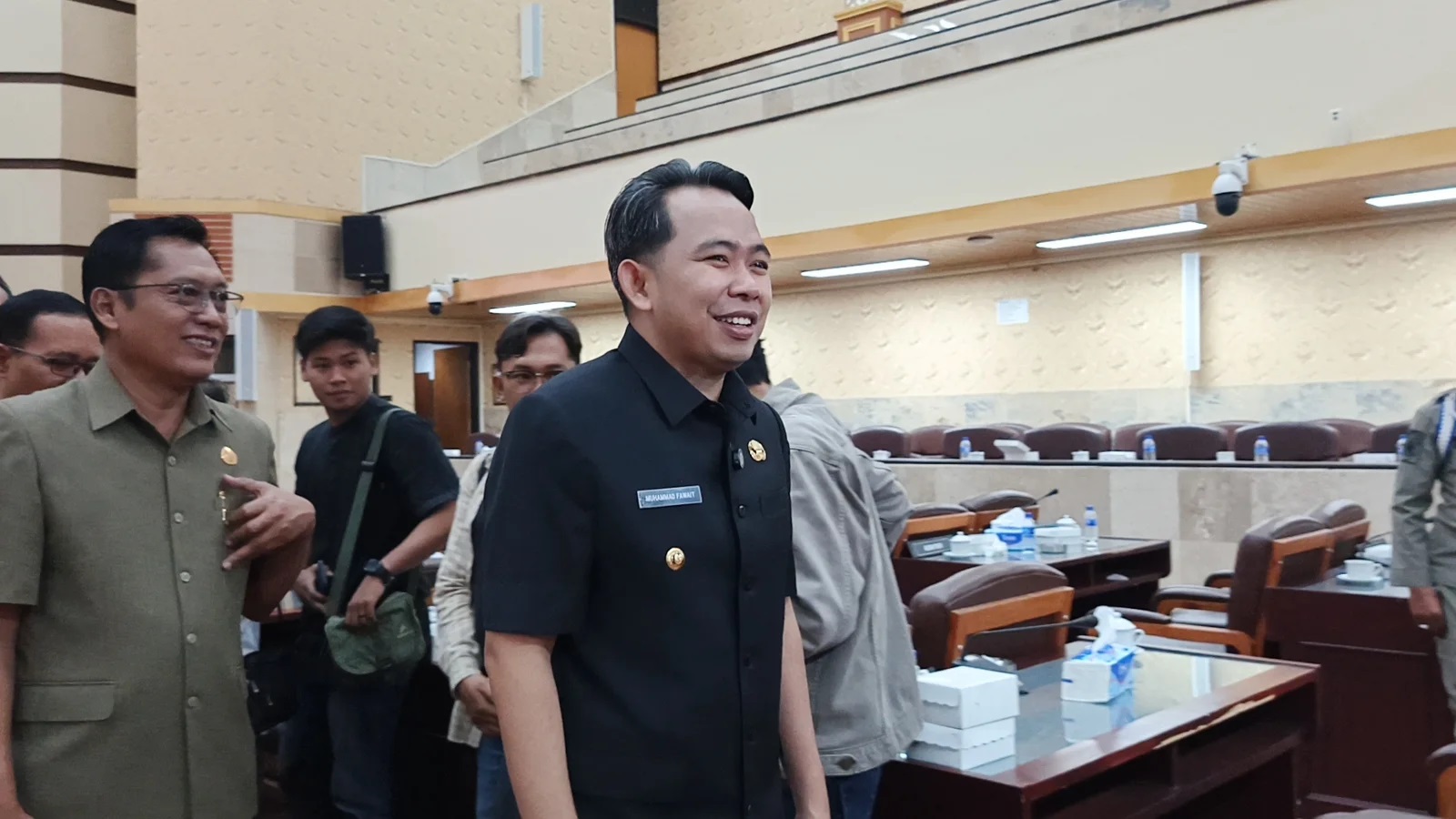 BERIKAN KEPASTIAN: Bupati Fawait setelah mengikuti rapat paripurna di Gedung DPRD Jember, pekan lalu. Pihaknya juga mendukung penuh penyelenggaraan pendidikan di pesantren untuk lebih memadai.