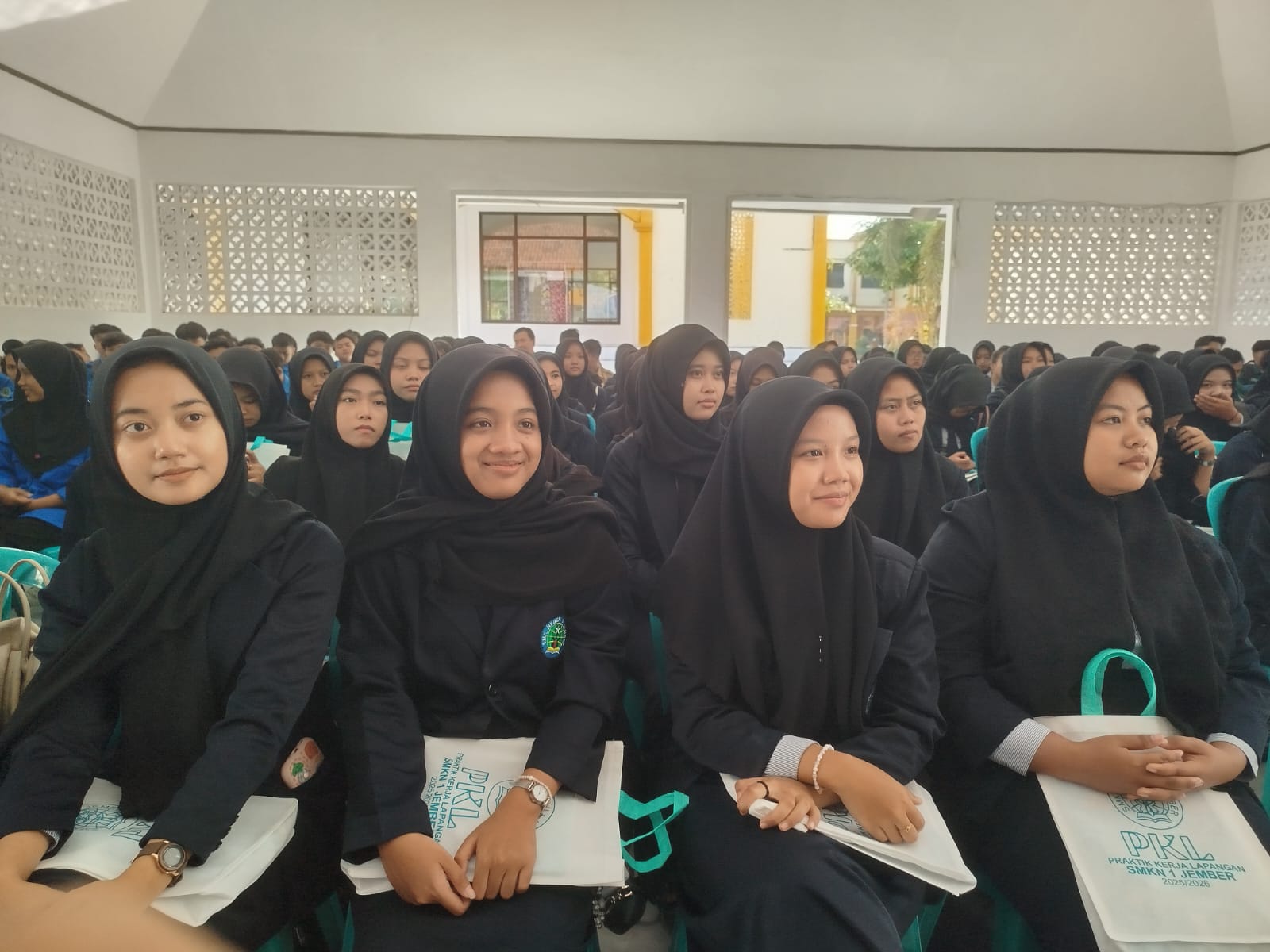 Siswa SMKN 1 Jember mendengarkan motivasi dari Komite SMKN 1 Jember sebelum dilepas PKL oleh Kepala SMKN 1 Jember, 30 Juni 2025