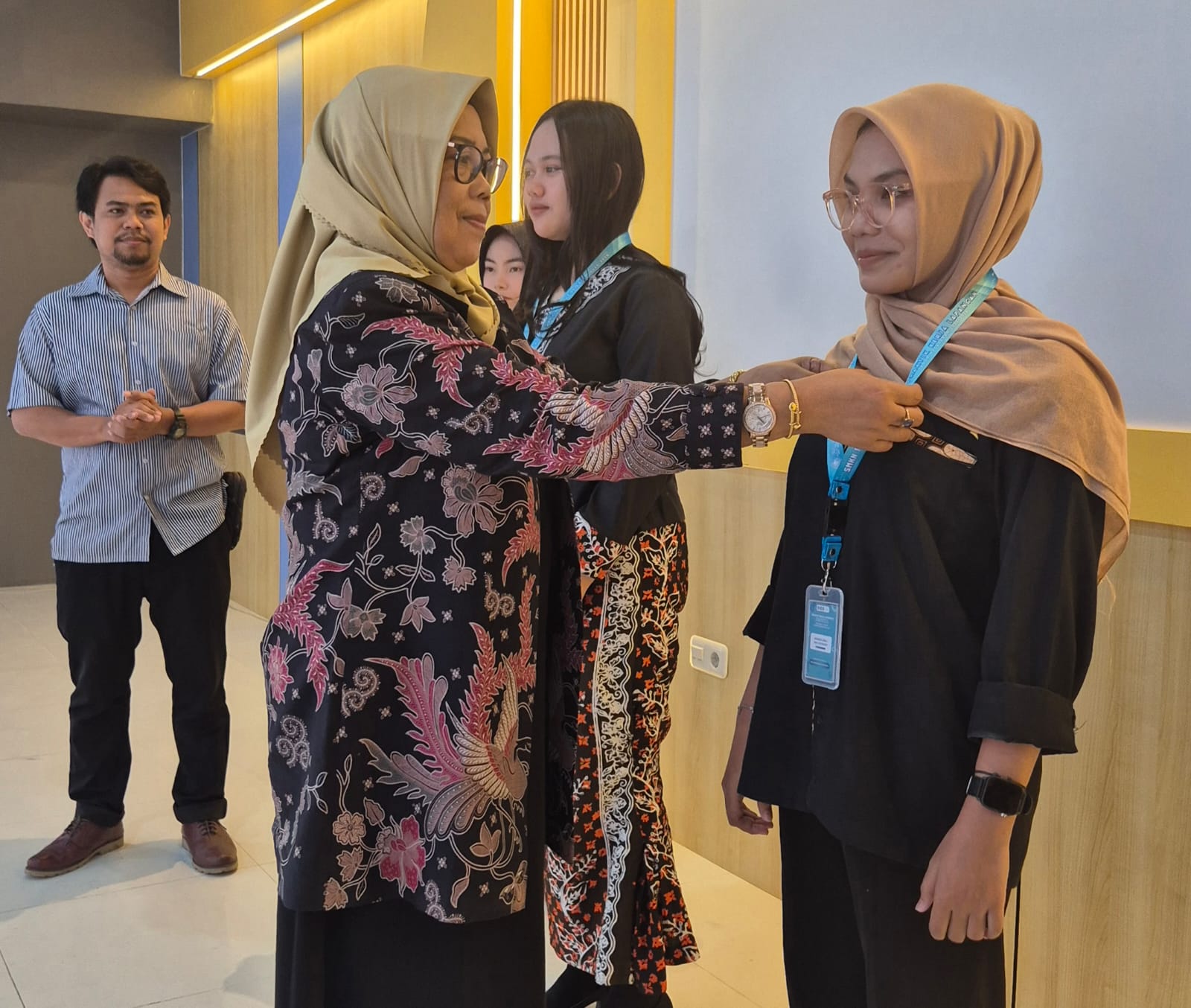 Kepala SMKN 1 Sri Hartatik secara simbolis mengalungkan Id card PKL.