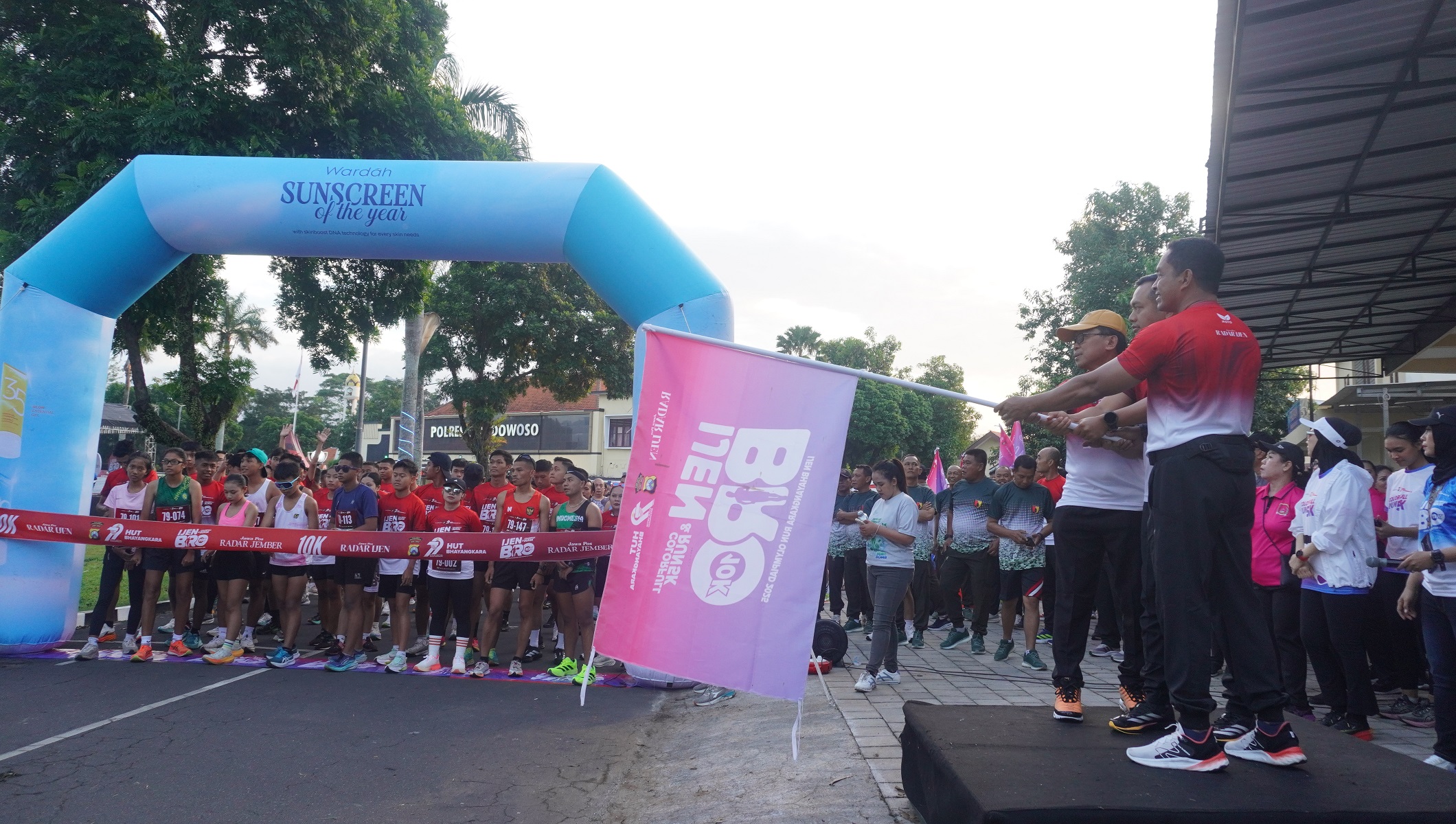 Kapolres Bondowoso AKBP Harto Agung Cahyono, Dandim 0822/Bondowoso Letkol Arh Achmad Yani, dan Direktur Jawa Pos Radar Jember Abdul Choliq Baya, melepas para runner dalam ajang Ijen BRO, Minggu (29/6)