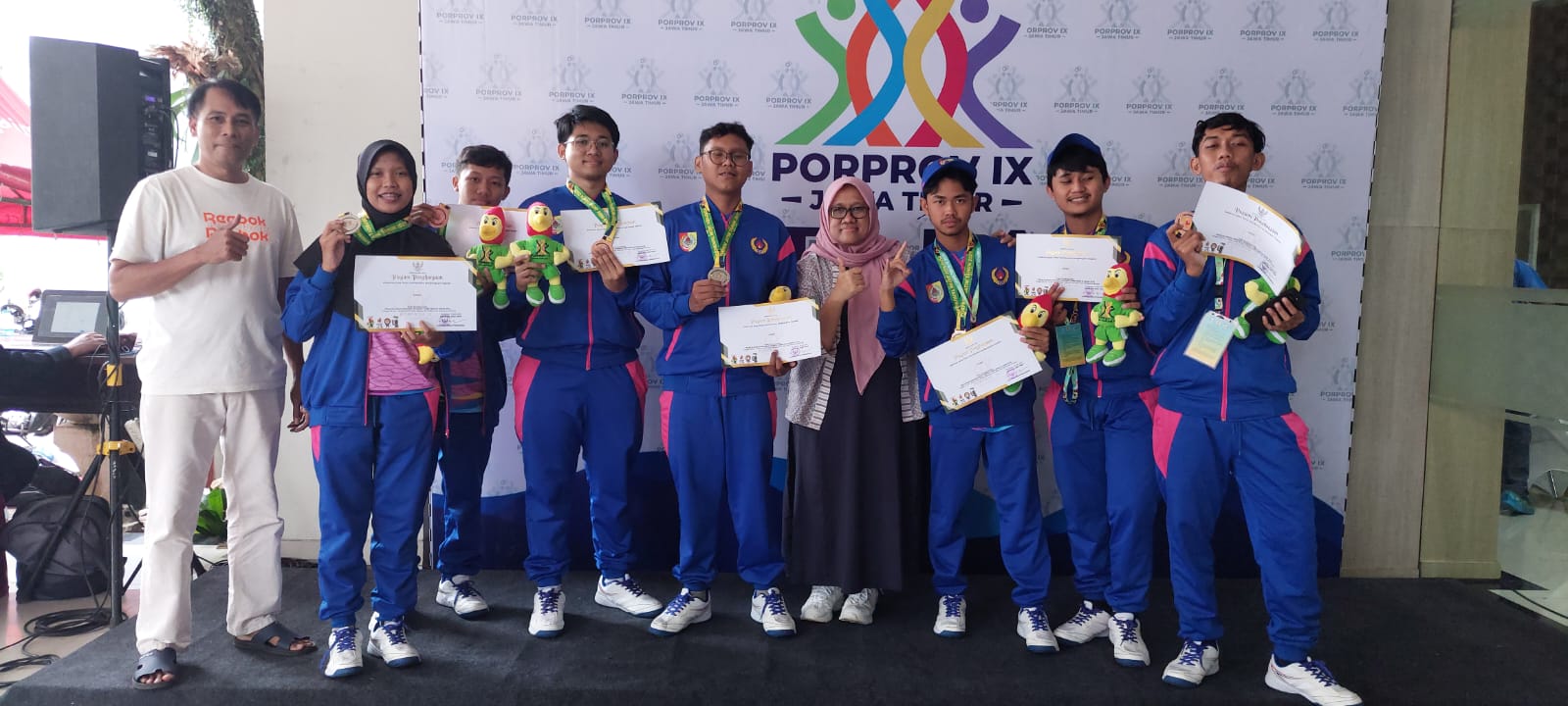 Atlet catur Jember berfoto bersama usai meraih medali perak kategori catur kilat mix dan medali perunggu kategori kilat beregu putra di Porprov Jatim IX 2025 di Kota Batu.