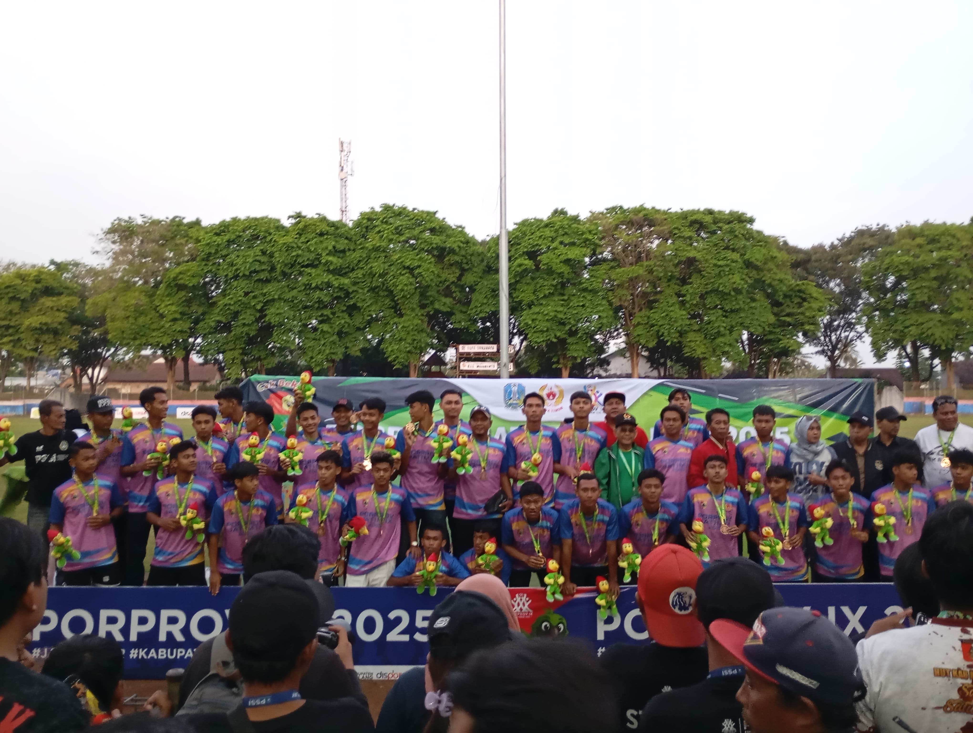 Tim sepak bola putra Jember berfoto bersama usai meraih medali perunggu dengan mengalahkan Kota Kediri dengan skor 3-2 di Stadion Kahuripan, Kabupaten Malang, Senin (30/6/2025).