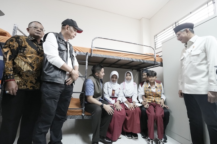 Seskab Teddy Indrawijaya didampingi Mensos Gus Ipul meninjau Sekolah Rakyat di Jakarta. Tahun ini SR memanfaatkan gedung pemerintah, terbanyak di Pulau Jawa.