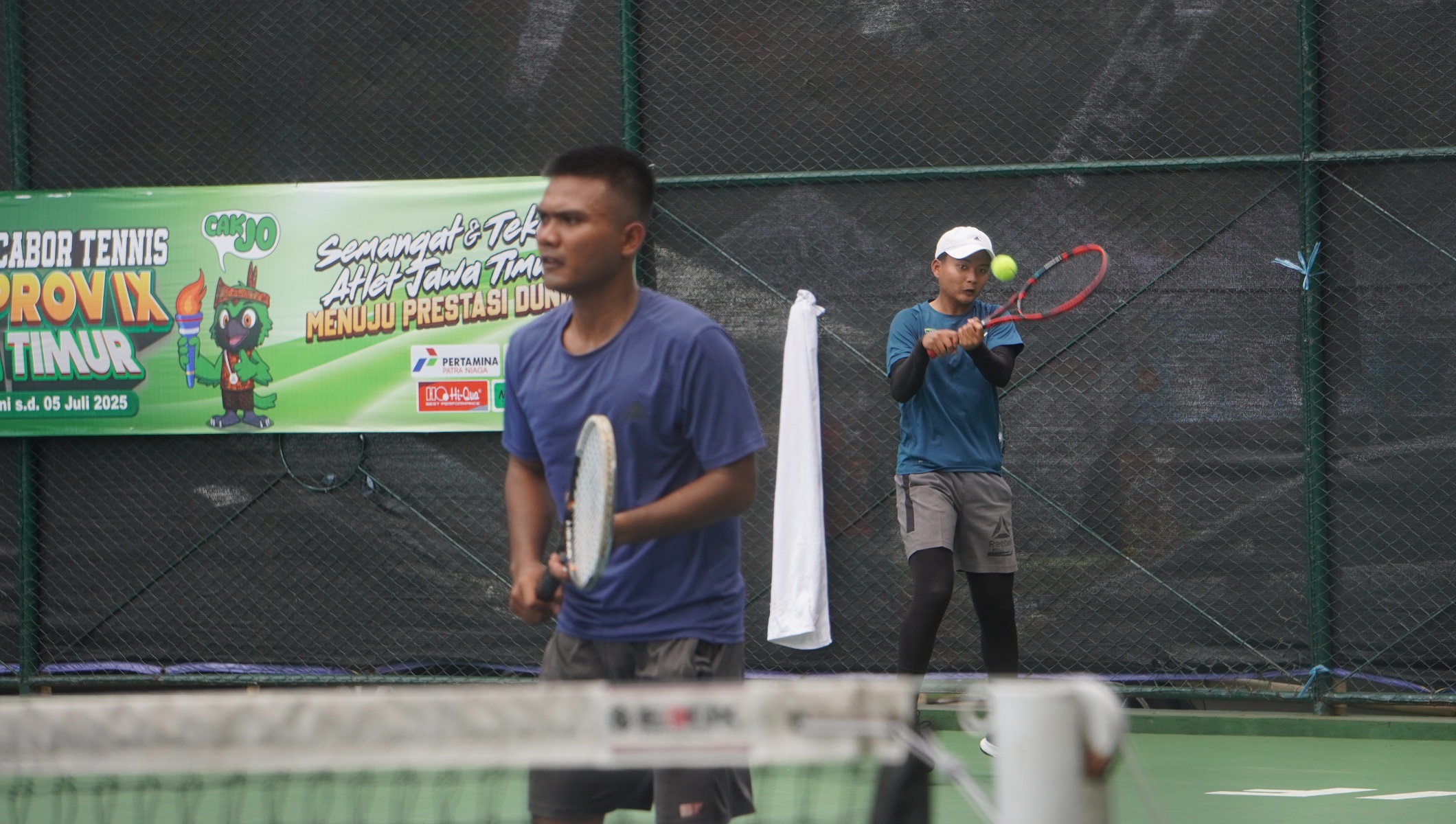 Sultan Khafi Delon dan M Alif Dermawan bermain all out saat melawan Bangkalan pada perempat final tenis nomor double putra.