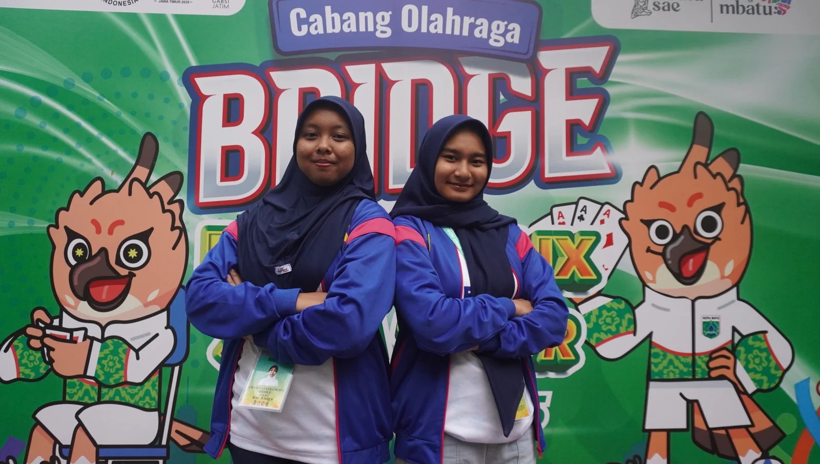 Atlet putri Bridge kontingen Jember Canayya Patra Puspa dan Camellia yang medali perunggu seusai bertanding di Hotel Zamzam, Kota Batu, Selasa (1/7).