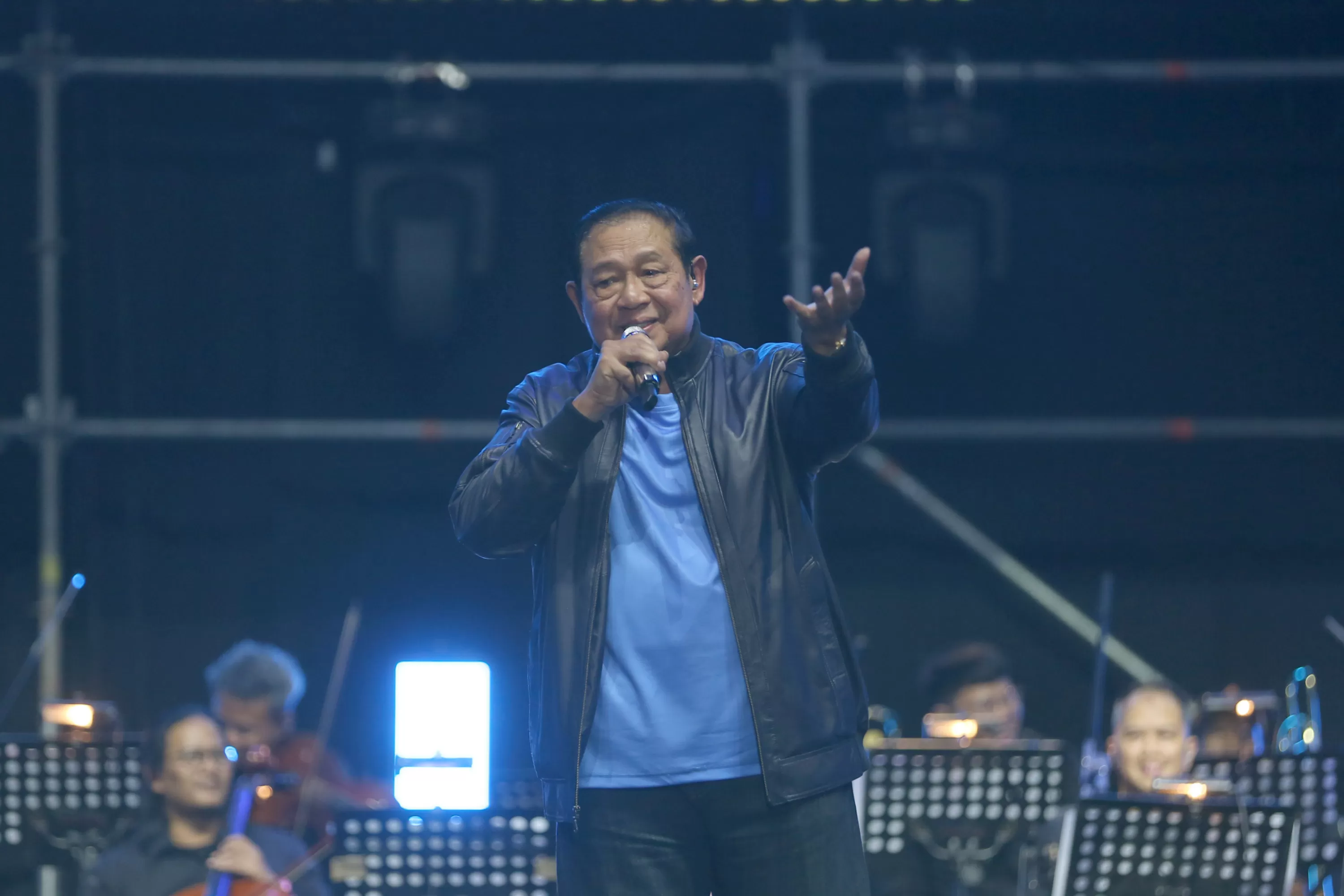 Presiden RI ke-6 SBY saat bernyanyi di pestapora. Dia baru saja merilis lagu Save Our World, ternyata inspirasi lagunya dari ini