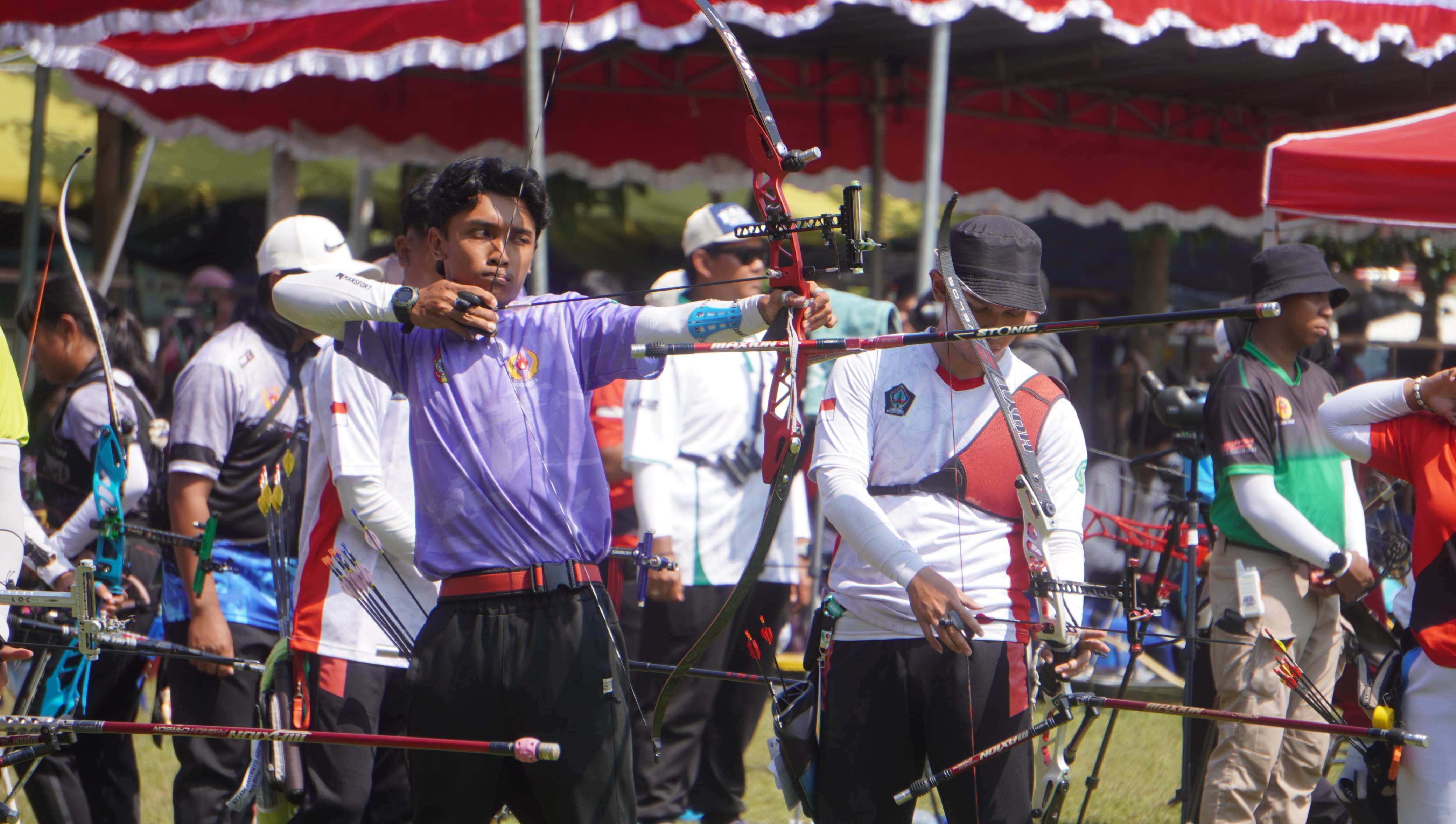 Atlet Panahan Kategori Beregu Recurve Putra, Rafif Rajilmahasin bertanding memperebutkan medali perunggu, melawan Kota Blitar di Lapangan Ajendam V/Brawijaya, Rabu (2/7).