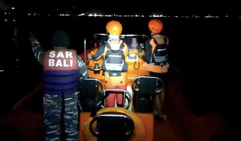 Personel SAR Bali saat melakukan pencarian terhadap manifest KMP Tunu Pratama Jaya yang tenggelam di Selat Bali. Ini daftar penumpangnya.