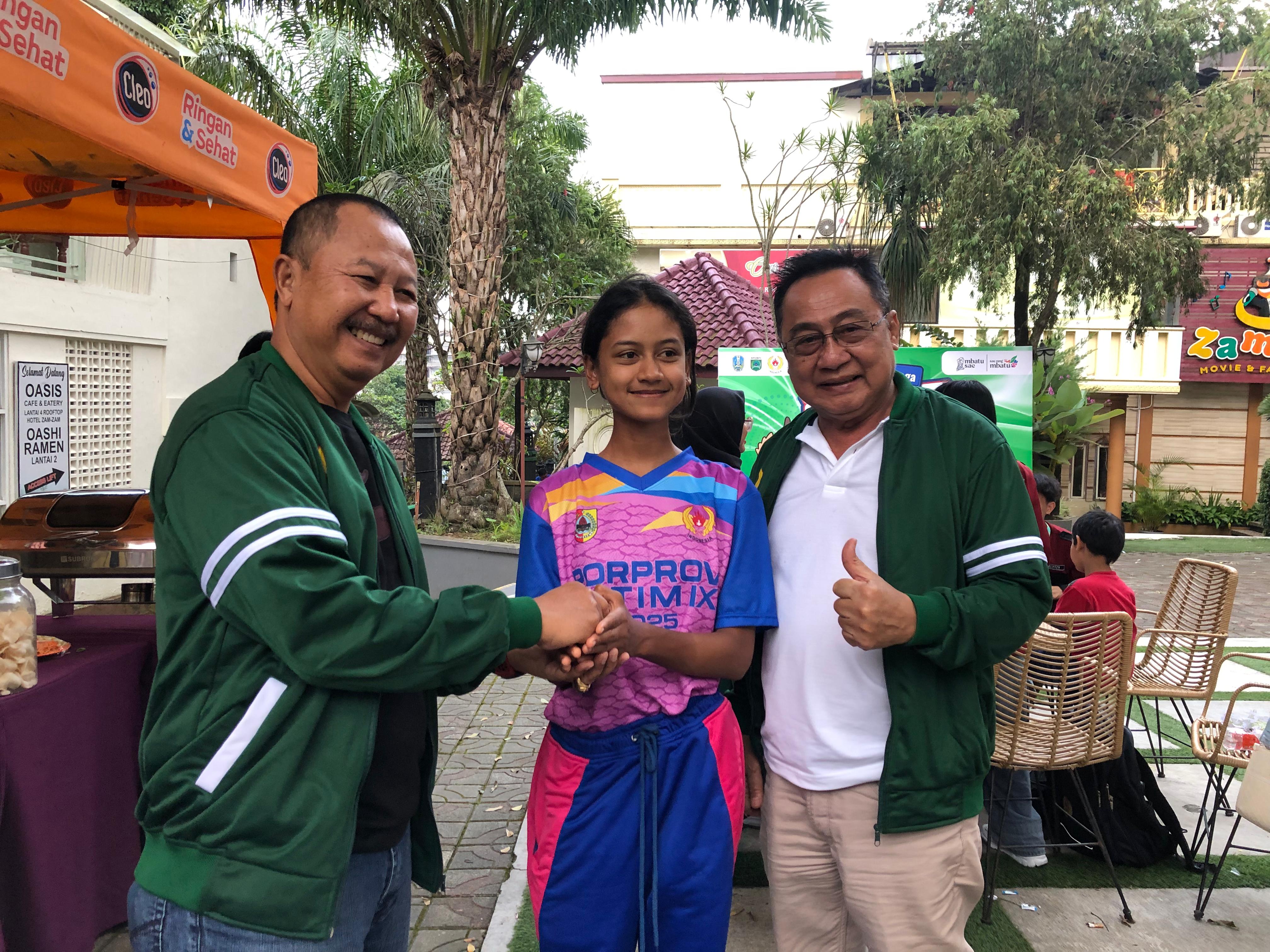 Salah satu atlet Jember peraih emas, Melinda Aprilia mendapat bonus dadakan dari jajaran KONI Jember di Porprov Jatim. Ini sebagai apresiasi dan penyemangat atlet.