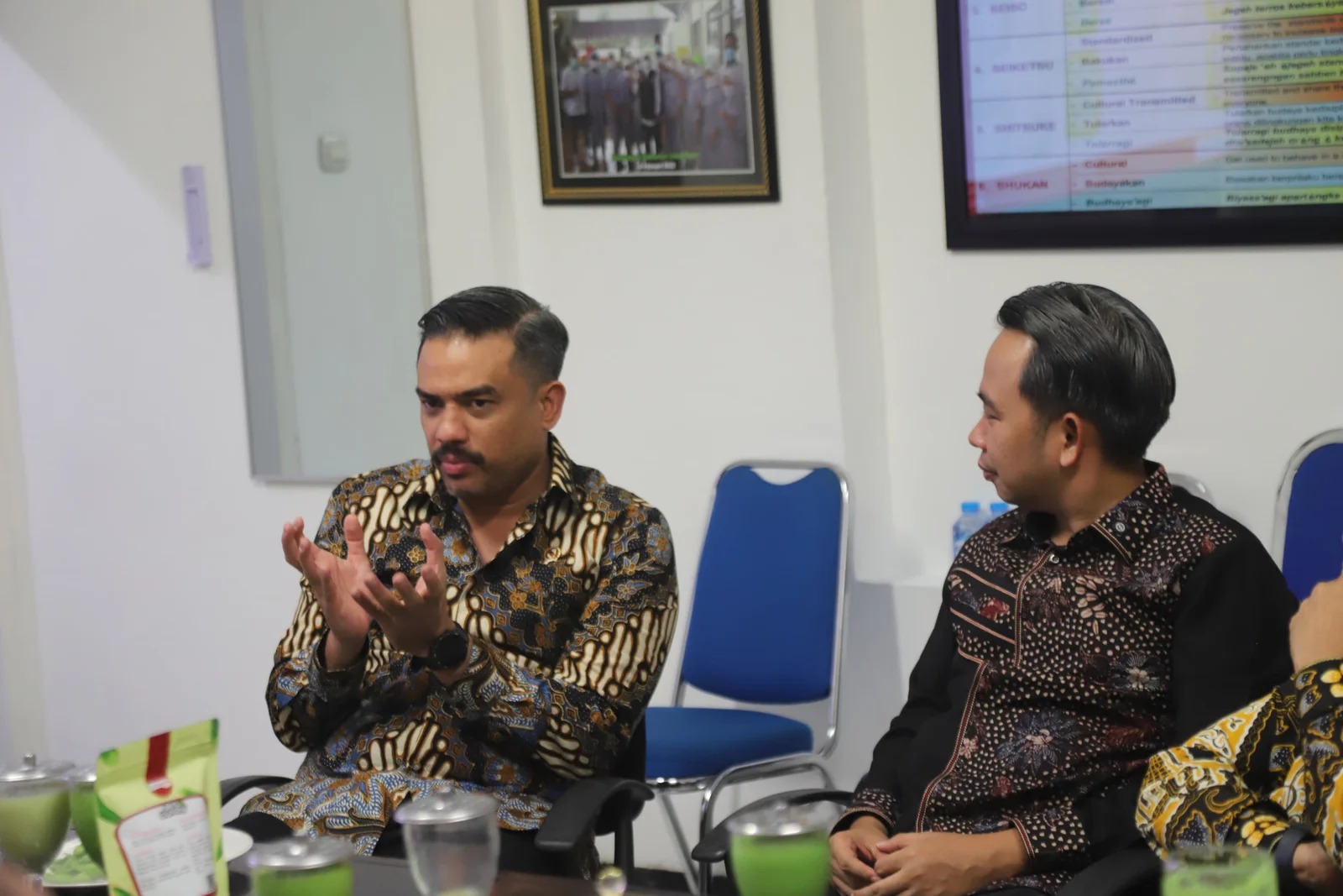LAWATAN MENTERI: Bupati Fawait, saat menemani Menteri UMKM Maman Abdurrahman, saat lawatannya ke Jember. Tepatnya di Mitra Tani Mangli, Kaliwates, (5/7).