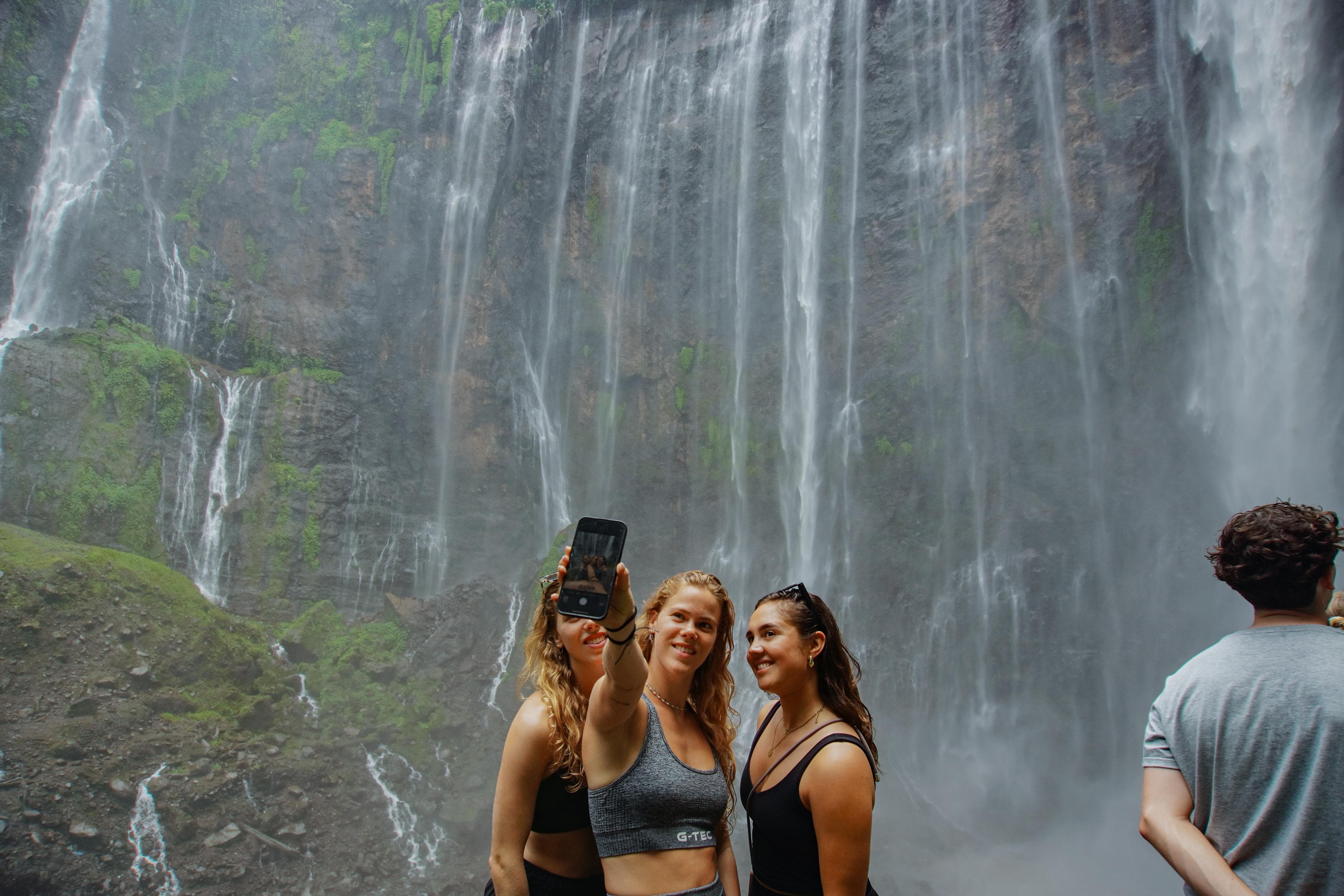 Para turis mancanegara mengabadikan moment di Air Terjun Tumpak Sewu Lumajang. Dengan bentuk setengah lingkaran menjadi pembeda dengan air terjun pada umumnya.
