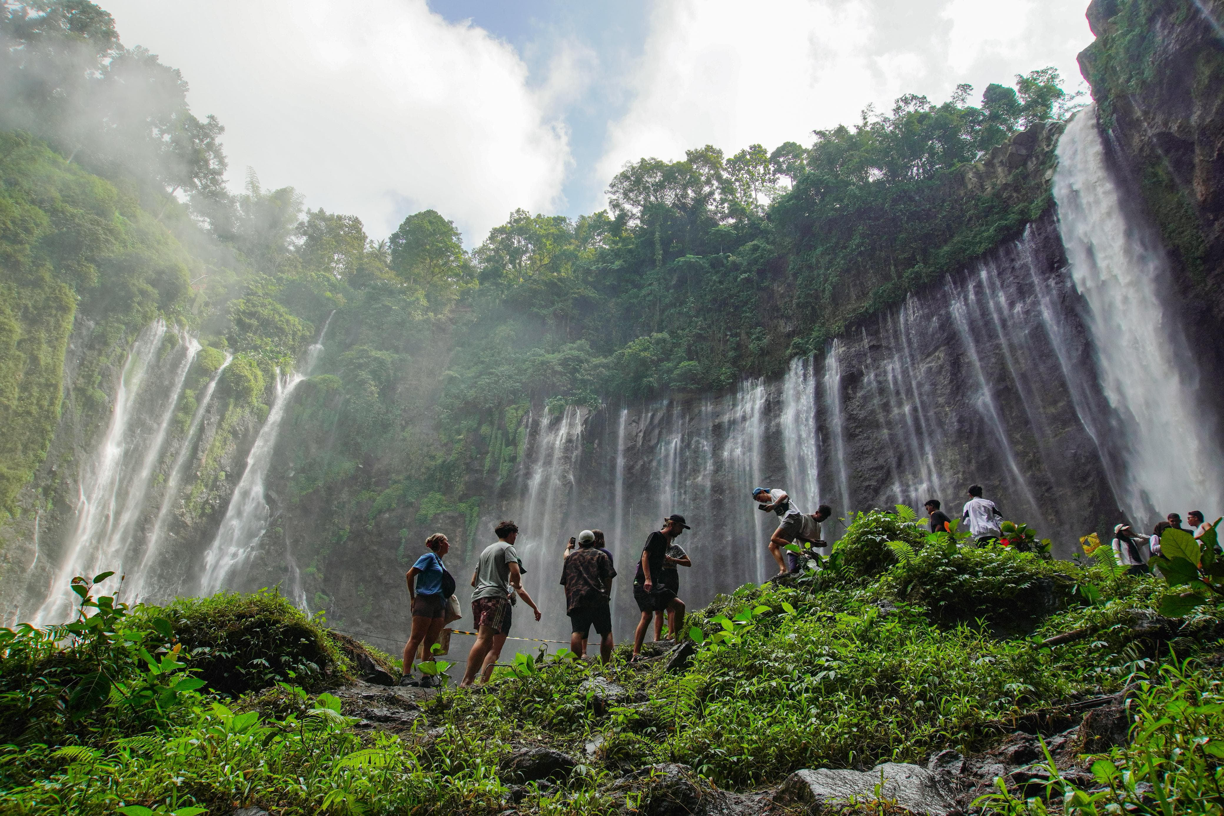 Pemandangan dari bawah Air Terjun Tumpak Sewu Lumajang menghadirkan keindahan yang tersembunyi.