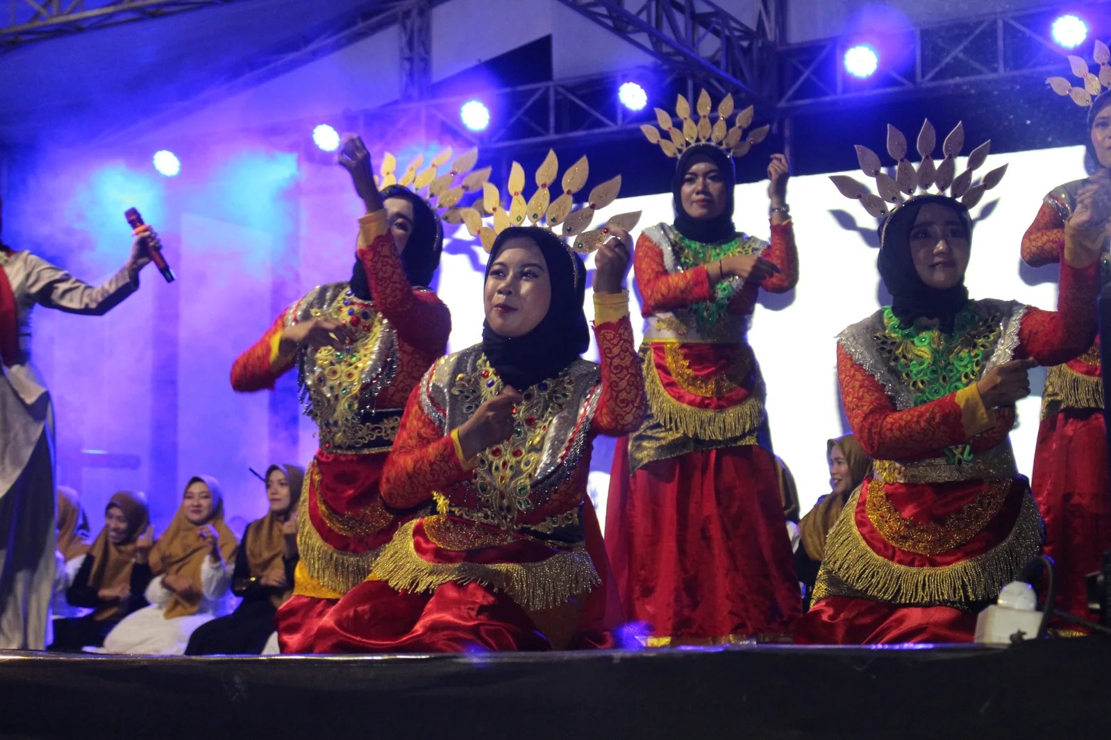 Para penari saman saat memulai gerakan dengan tempo yang cepat dan gerakan yang kompak. Di Bondowoso, tari saman gayo tak kalah populer.