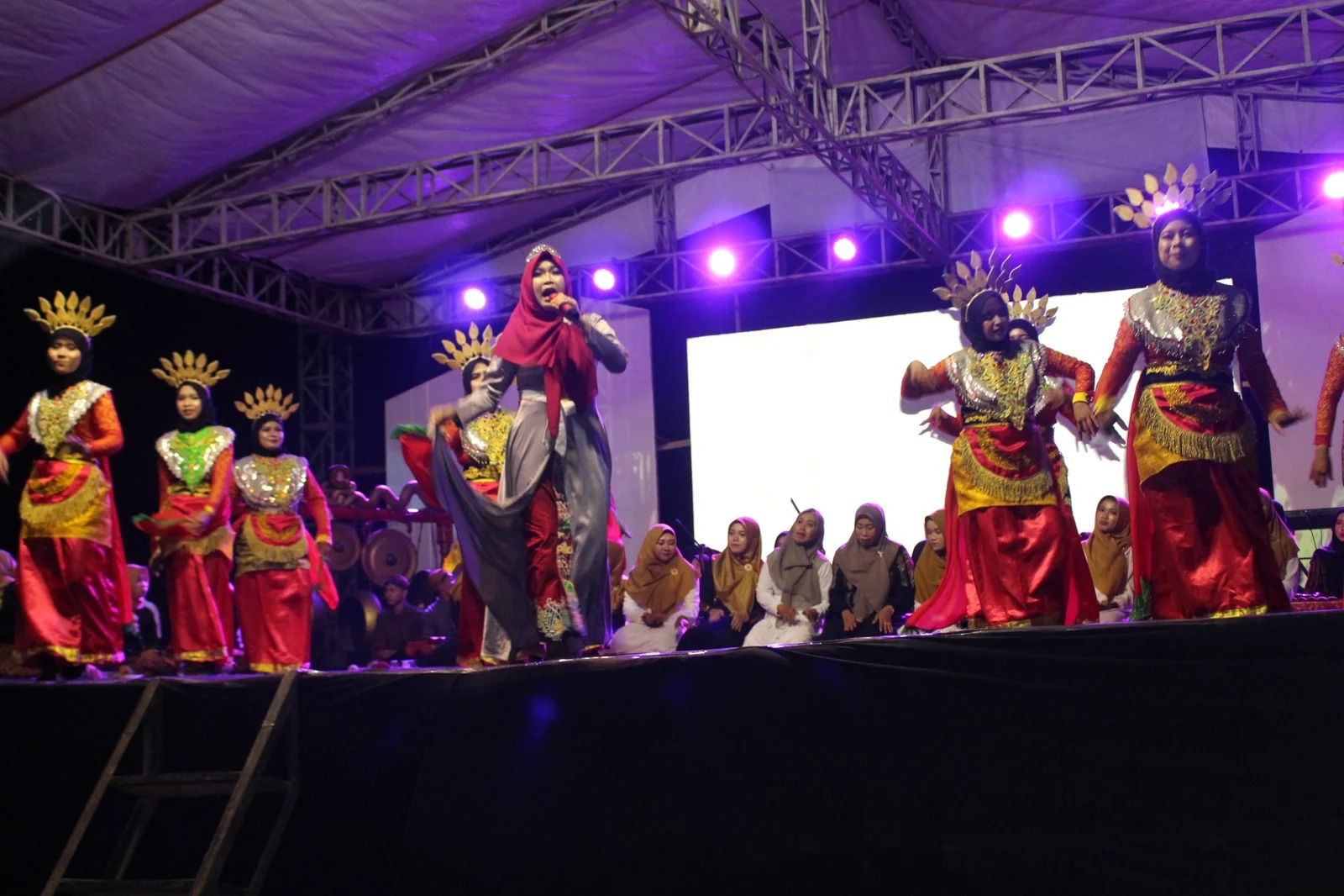 Dalam tari saman yang ada di Curahdami, Bondowoso juga disertai nyanyian puji-pujian. Ini menjadi perekat hubungan sosial.