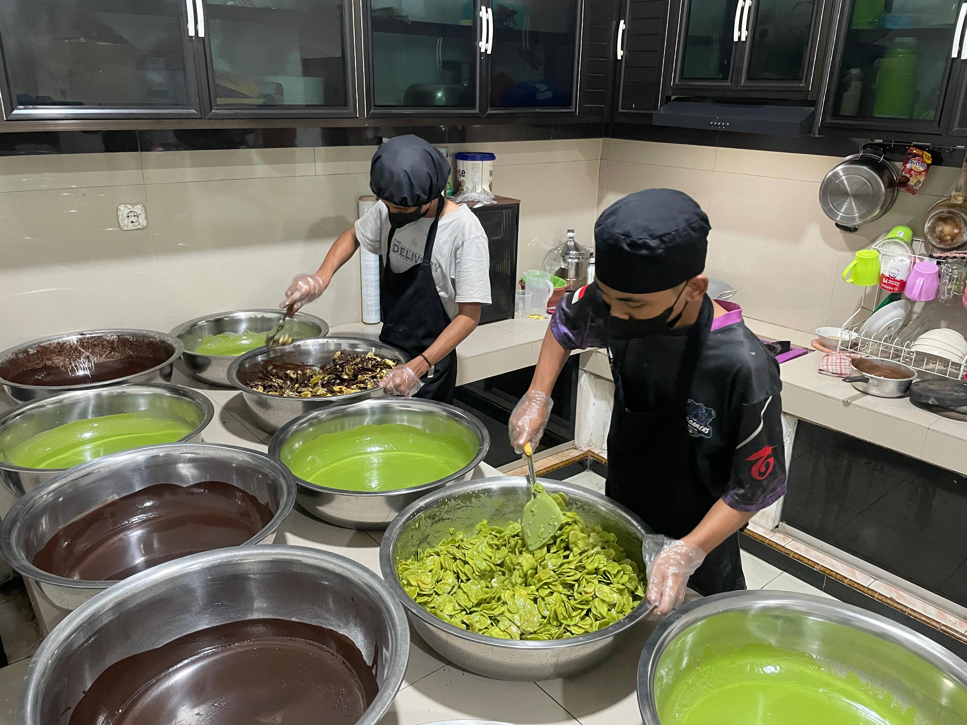 Anak muda yang dilibatkan dalam proses pembuatan kripik pisang. Ahmad Romli memilih menjadi bos muda dan mempekerjakan puluhan orang dalam bisnis ini.