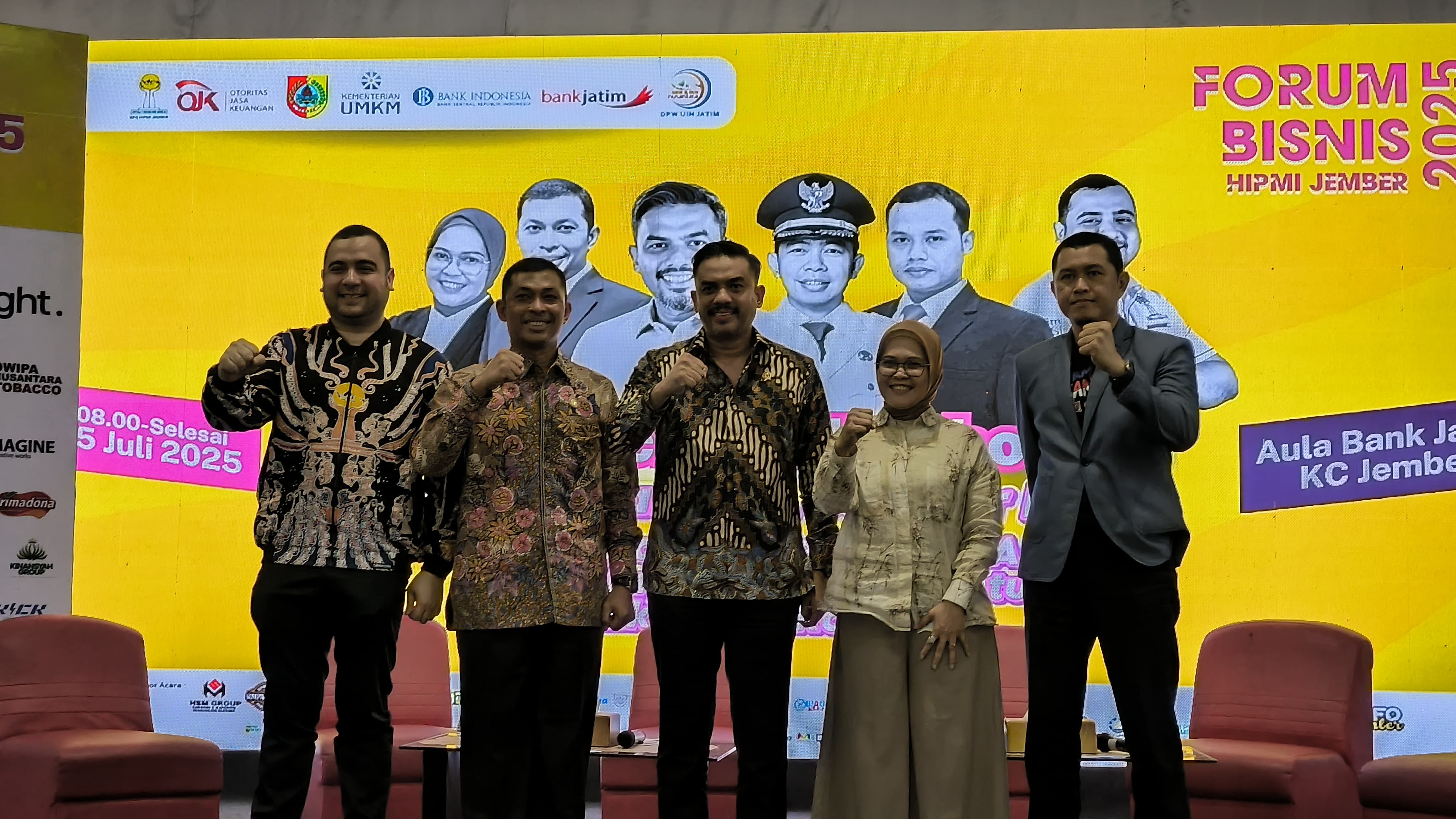 Dari kiri, Ketua HIPMI Jatim, Kepala OJK Jember, Menteri UMKM RI Maman Abdurahman, Vice president Kredit Mikro Bank Jatim dan Ketua UKM IKM Nusantara Jatim. (Mega Silvia/Radar Jember)