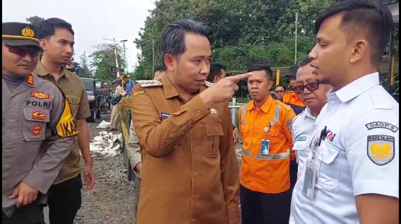 Bupati Jember Muhammad Fawait bersitegang dengan staff KAI Daop 9 Jember di perlintasan KA Pecoro, di Rambipuji, Jember (7/7/2025).