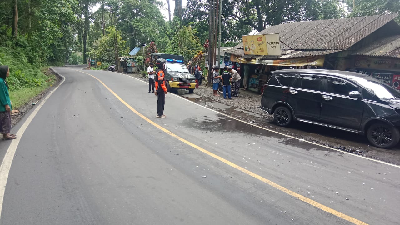 Lokasi kecelakaan antara sepeda motor dengan minibus yang menyebabkan satu orang meninggal dunia di Jalur Gumitir, Jember.