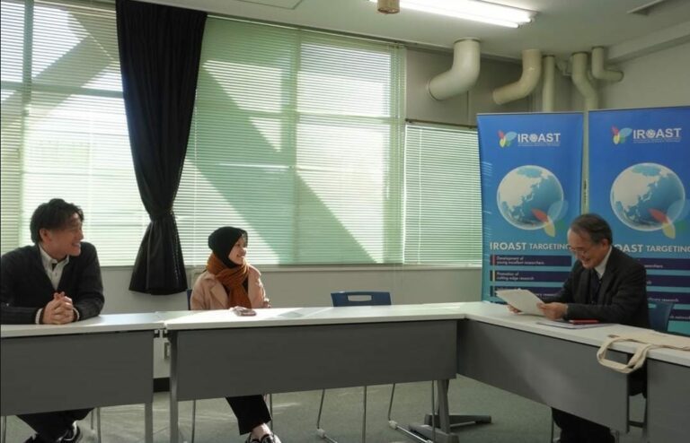 Rohmah Hidayah bersama Profesor dari Kumamoto University. Dia adalah mahasiswa Pascasarjana Teknik Elektro ITS yang meraih Beasiswa di Kumamoto University.