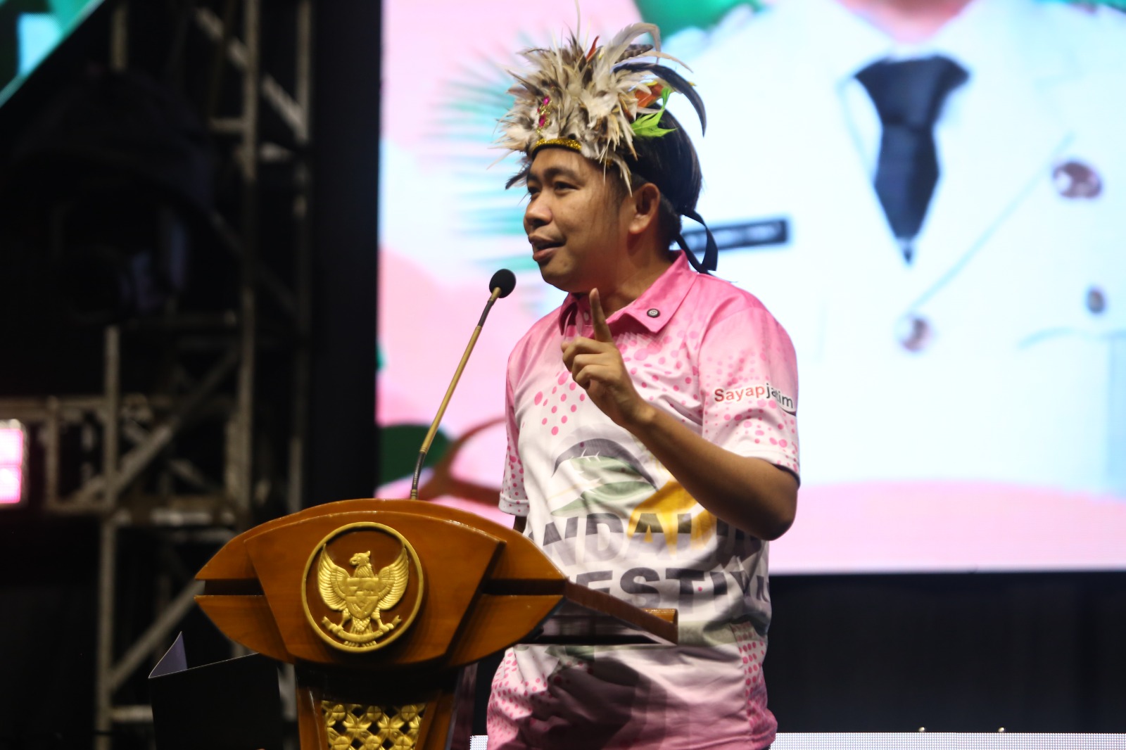 Bupati Fawait saat memberikan paparan dan menutup Pandalungan Festival, di Alun-Alun Jember (6/7/2025).