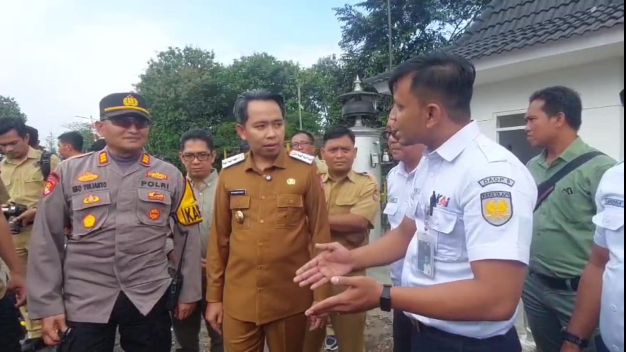 Bupati Jember Gus Fawait saat sidak di perlintasan KA di Pecoro, Rambipuji. Pj Sekda Jember Jupriono juga ikut geram.