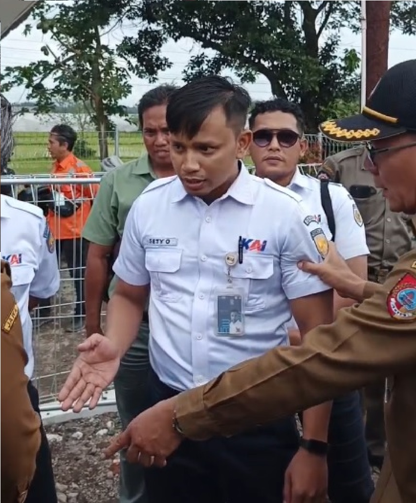 Pj Sekda Jember Jupriono mencengkeram bahu staf KAI Daop 9 saat sidak perlintasan rel bersama Bupati Gus Fawait di Pecoro, Senin 7 Juli 2025.