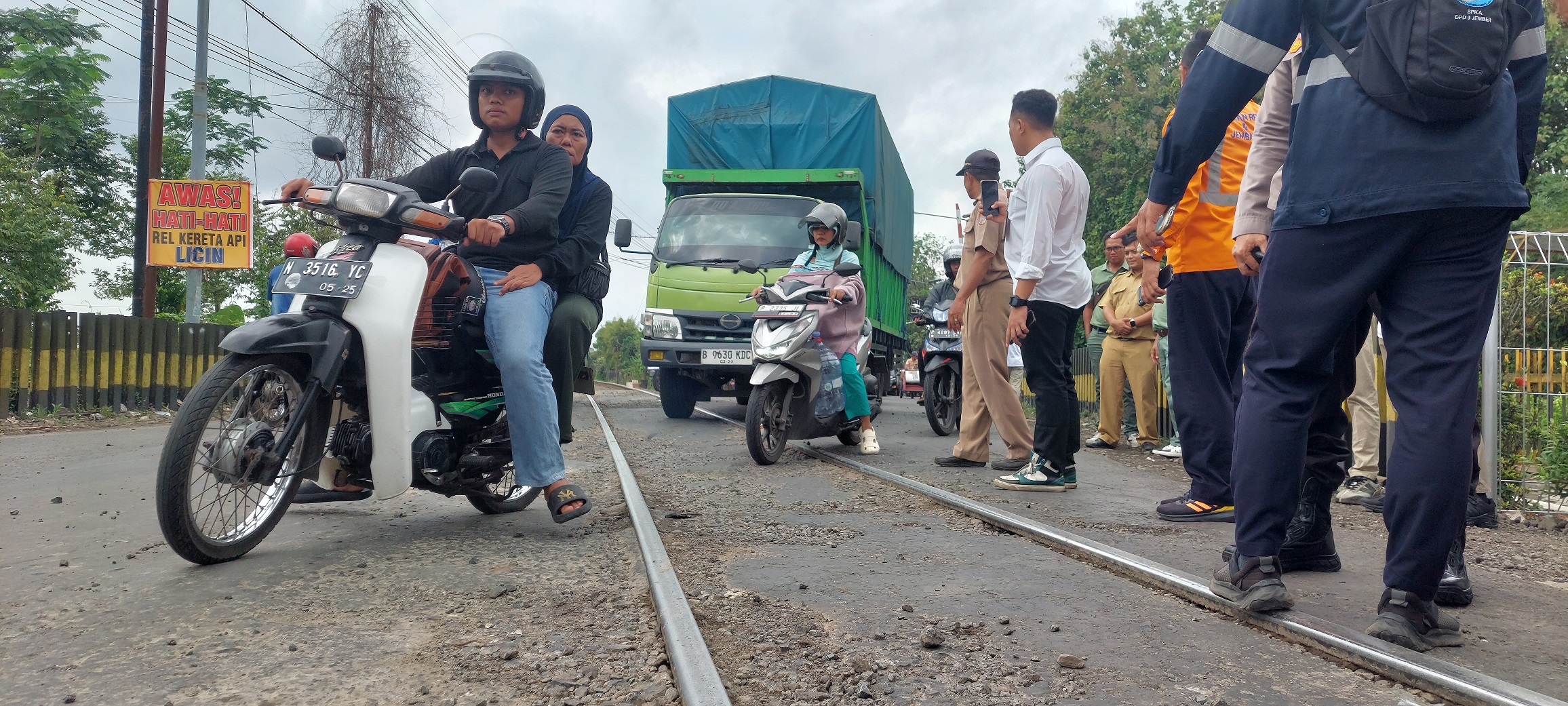 Kondisi jalan di perlintasan rel Pecoro Rambipuji sebelum diaspal. Jika tak ada tindak lanjut, Bupati Jember Gus Fawait bakal lapor ke pemerintah pusat.