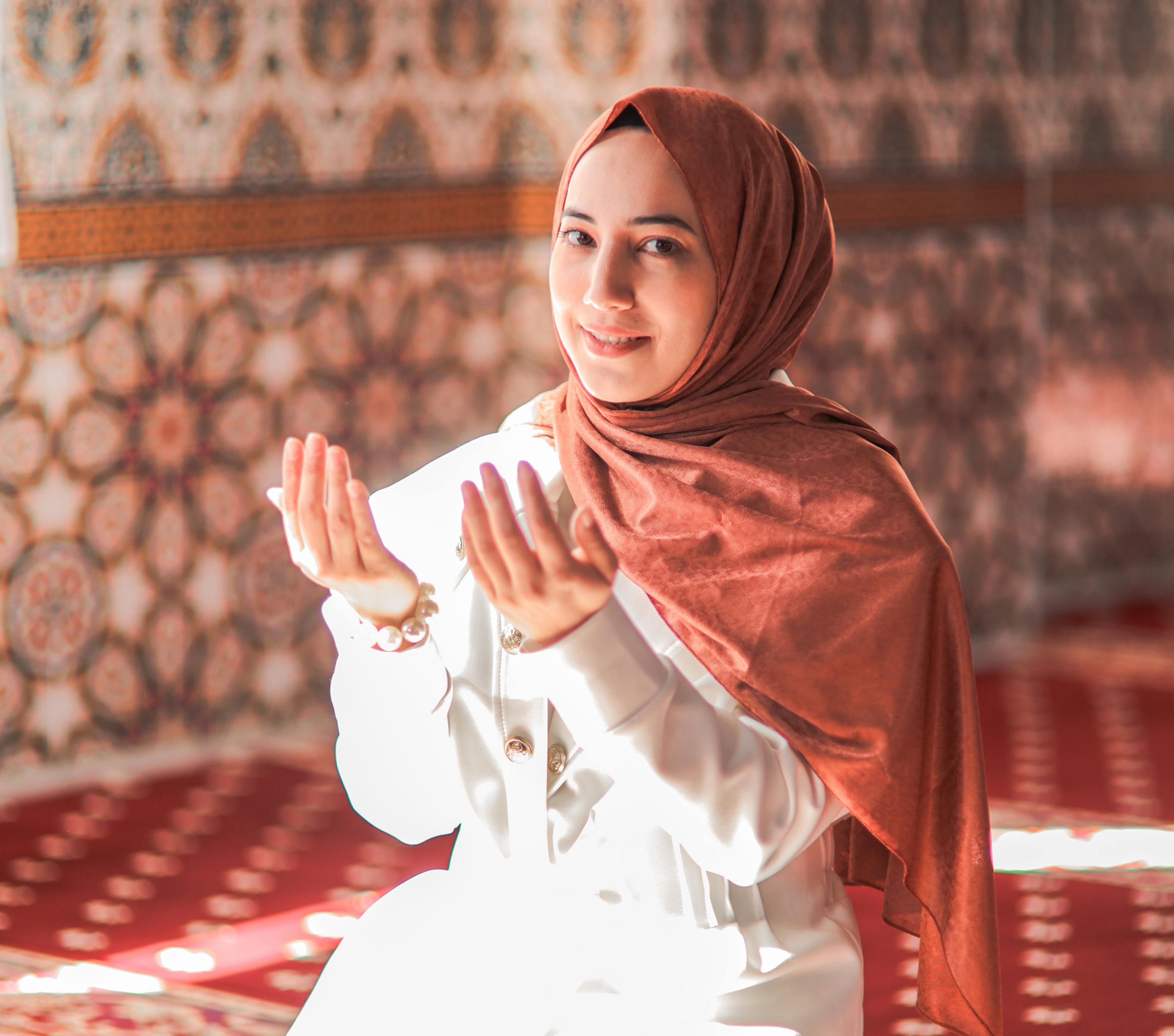 Ilustrasi muslimah berdoa. Berikut ini 3 doa dan amalan untuk mempercantik wajah dan akhlak.