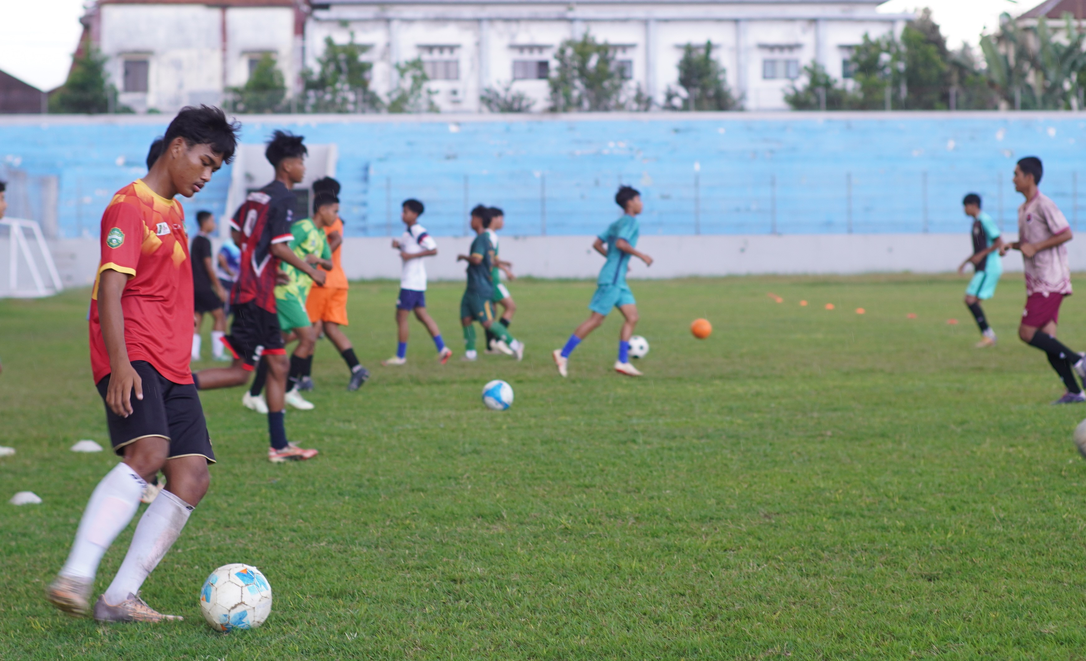 Punggawa Persid Jember U17 latihan di Stadion Notohadinegoro di Stadion Notohadinegoro, Senin (7/7).