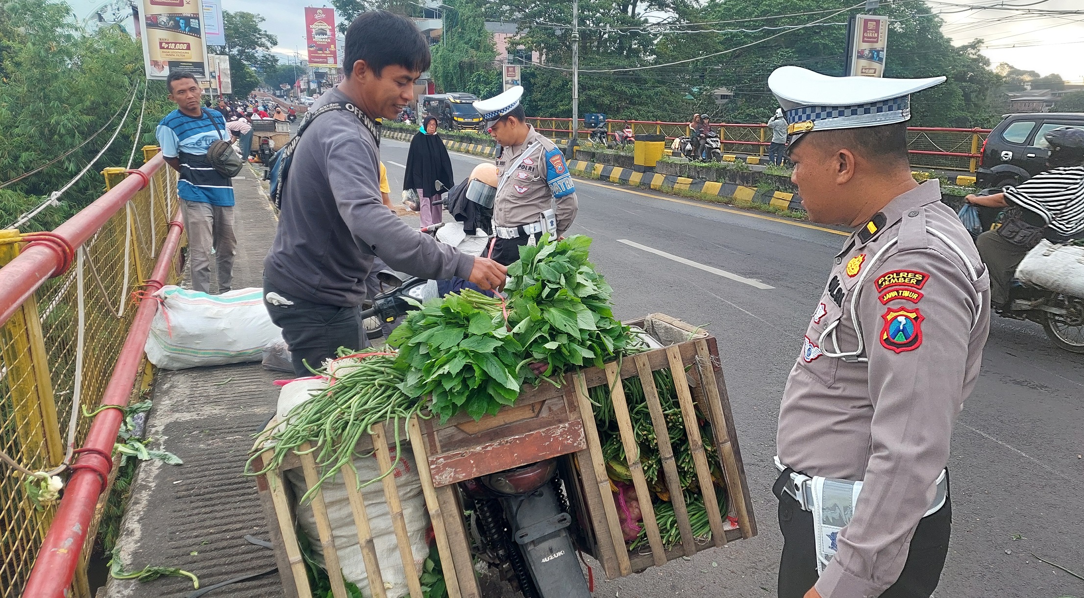 Anggota Satlantas Polres Jember memperingati PKL yang berjualan di trotoar Jembatan Gladak Kembar, karena kondisi jalan sudah mulai dipadati kendaraan, Kamis (10/7).