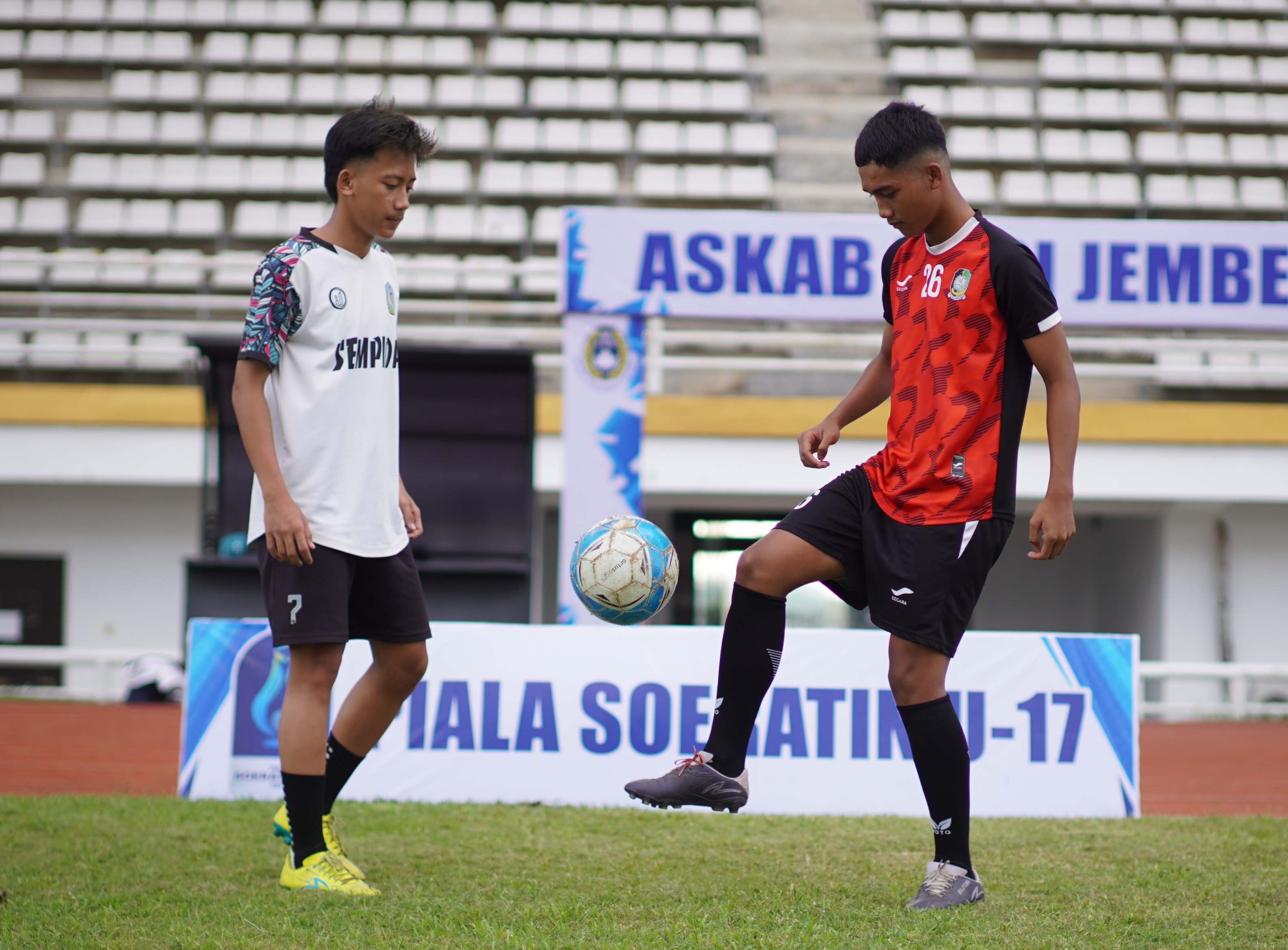2 Pemain Persid dari Banyuwangi berlatih di Stadion Jember Sport Garden Ajung.