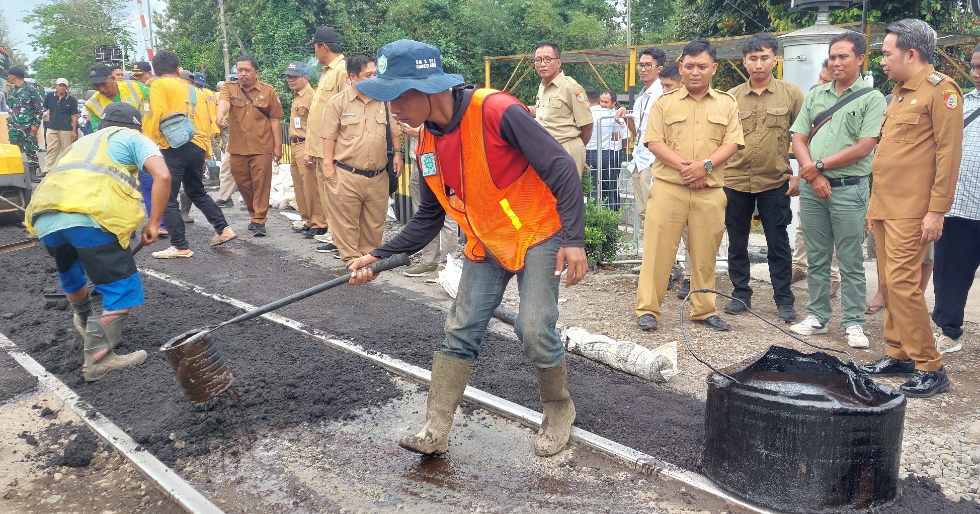 Bupati Jember Gus Fawait (paling kanan) saat melihat perbaikan jalan aspal di perlintasan rel Pecoro. Saat itu bupati juga marah-marah, ini respons KAI.