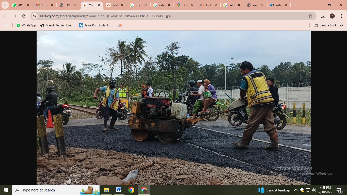 MAULANA/RADAR JEMBER  AKHIRNYA DIPERBAIKI: Pengaspalan di perlintasan kereta api sebidang, di JPL 30, arah Jember - Banyuwangi, via Gumitir, Rabu petang (9/7). Tepatnya di Desa Garahan Kecamatan Silo,