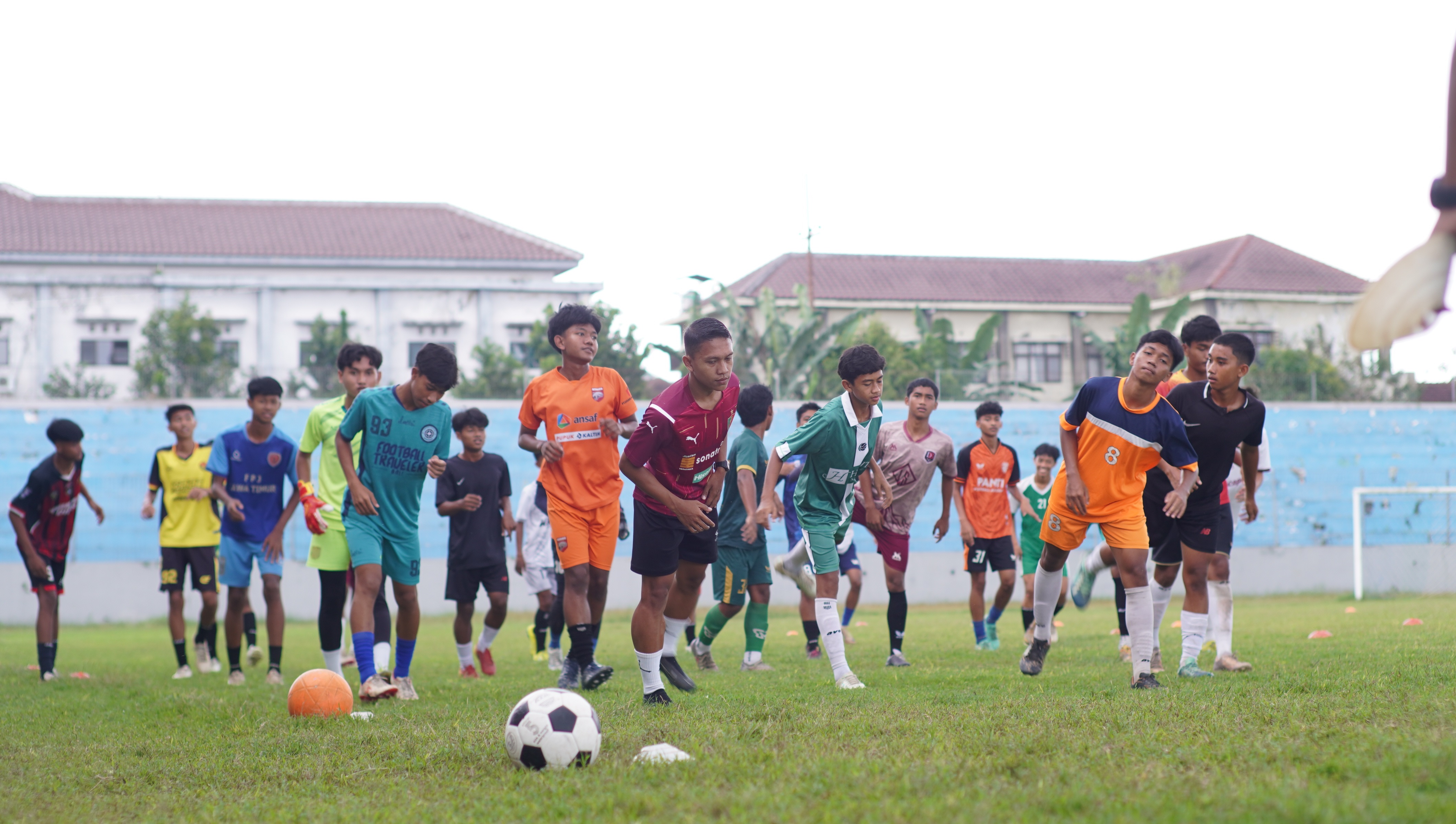 Persid Jember U-17 menjalani latihan passing dan finishing, Kamis (10/7). Sore ini, mereka akan menjalani laga perdana Piala Soeratin melawan Malang United.