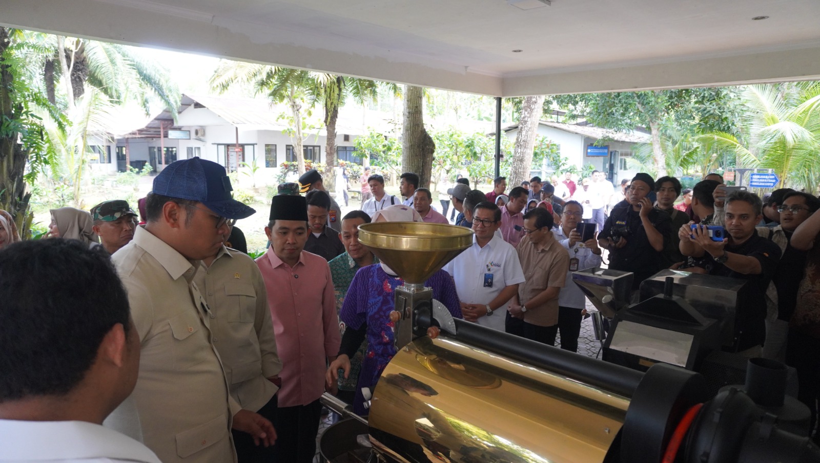DUKUNG EKSPOR KOPI: Wamentan RI Sudaryono ditemani Bupati Jember Muhammad Fawait saat mengunjungi Puslit Kopi dan Kakao di Jenggawah, Jember, Jumat (11/7).