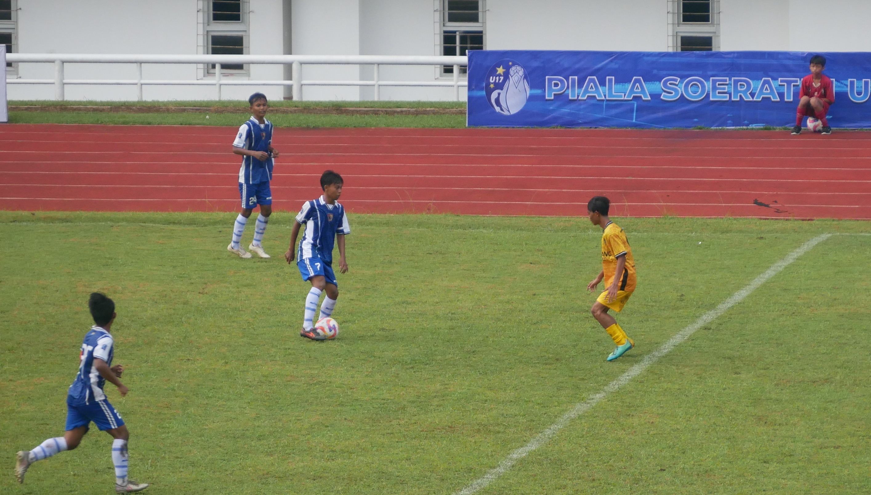 Pertandingan Persid Jember U17 (kiri) melawan Malang United U17 di grup I Piala Soeratin U17 di Stadion Jember Sport Garden, Sabtu (12/7/2025). Misi balas dendam gagal.