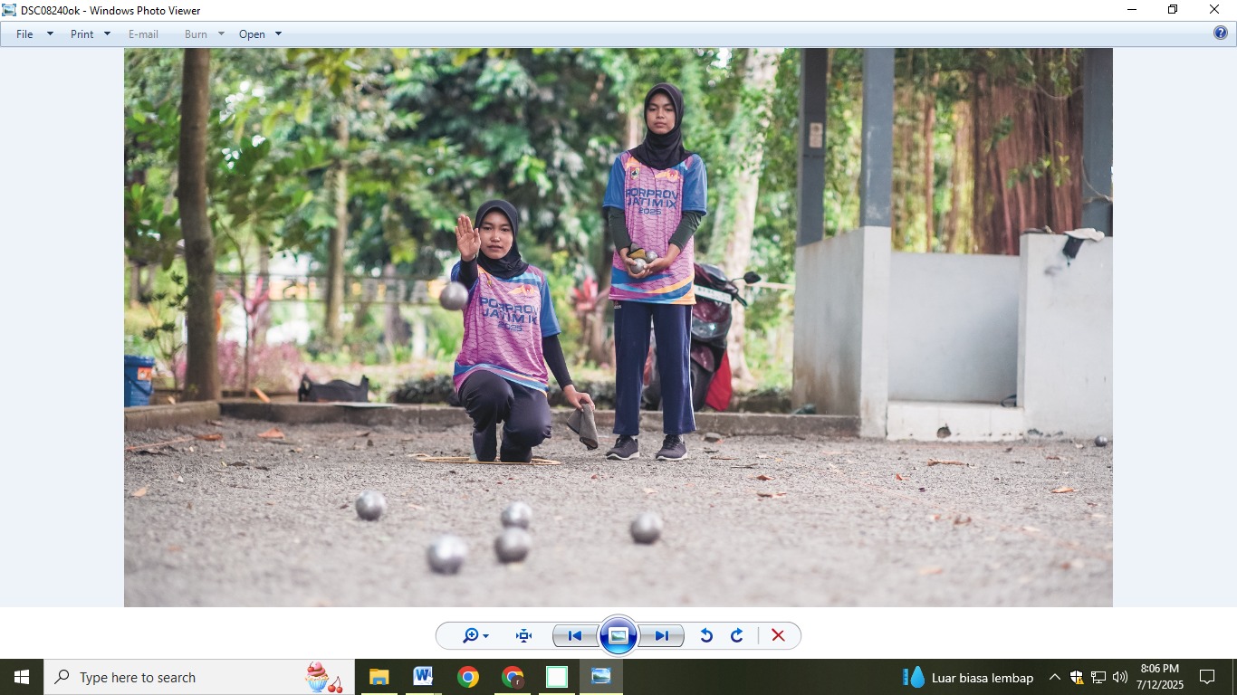 Atlet petanque Porprov Jember saat berlatih
