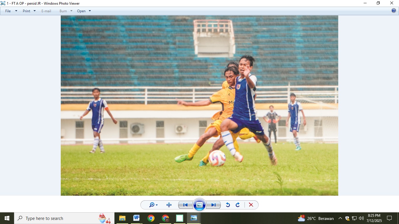 YULIO FA/RADAR JEMBER SENGIT: Pemain Persid U17 (biru) mencoba mempertahankan bola dari pemain Malang United di laga perdana Grup I Piala Soeratin Jatim, kemarin (12/7) di Stadion JSG.