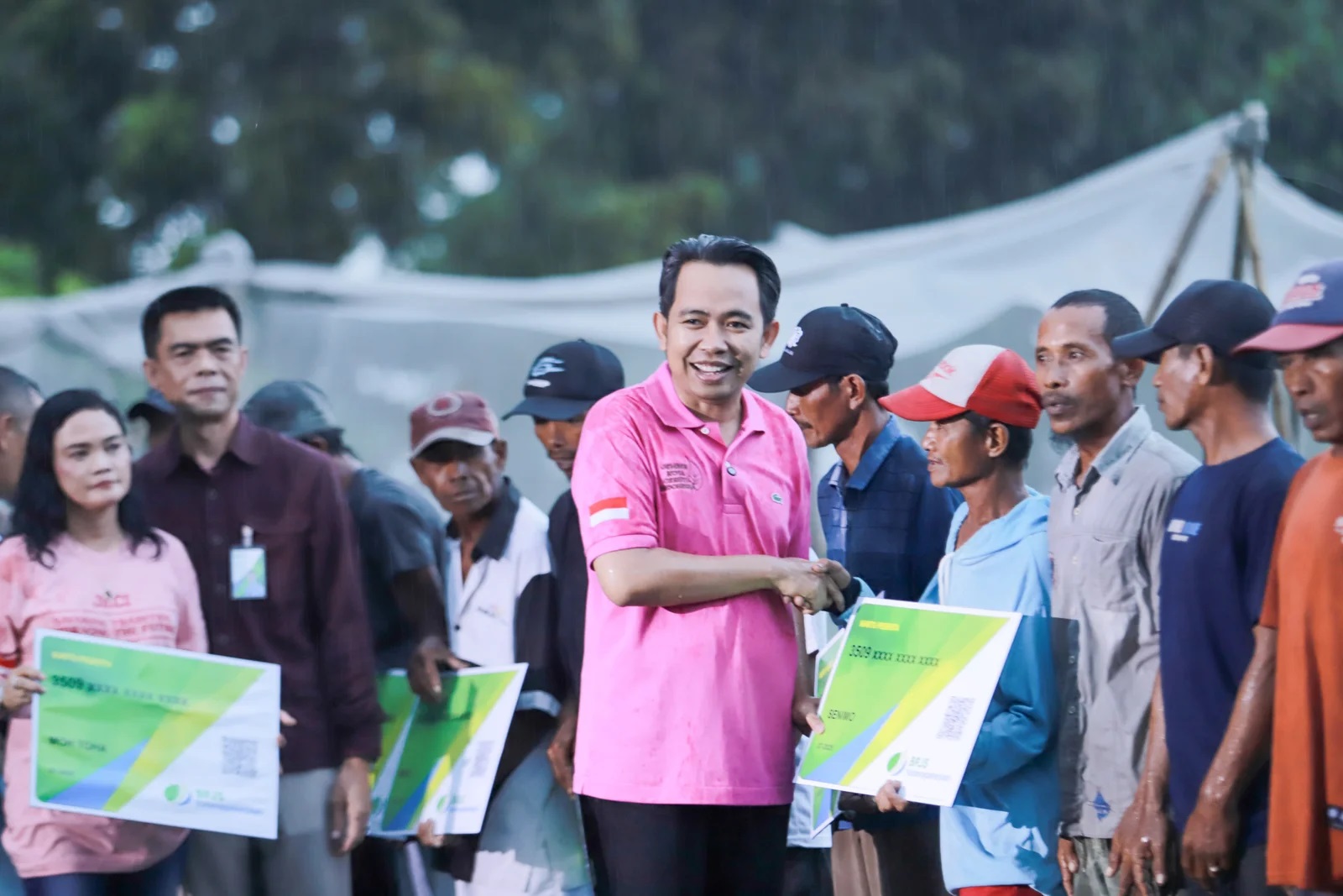 Bupati Jember Muhammad Fawait secara simbolis menyerahkan jaminan sosial ketenagakerjaan kepada buruh tani, di Sumuran, Ajung, Jember, Sabtu (12/7).