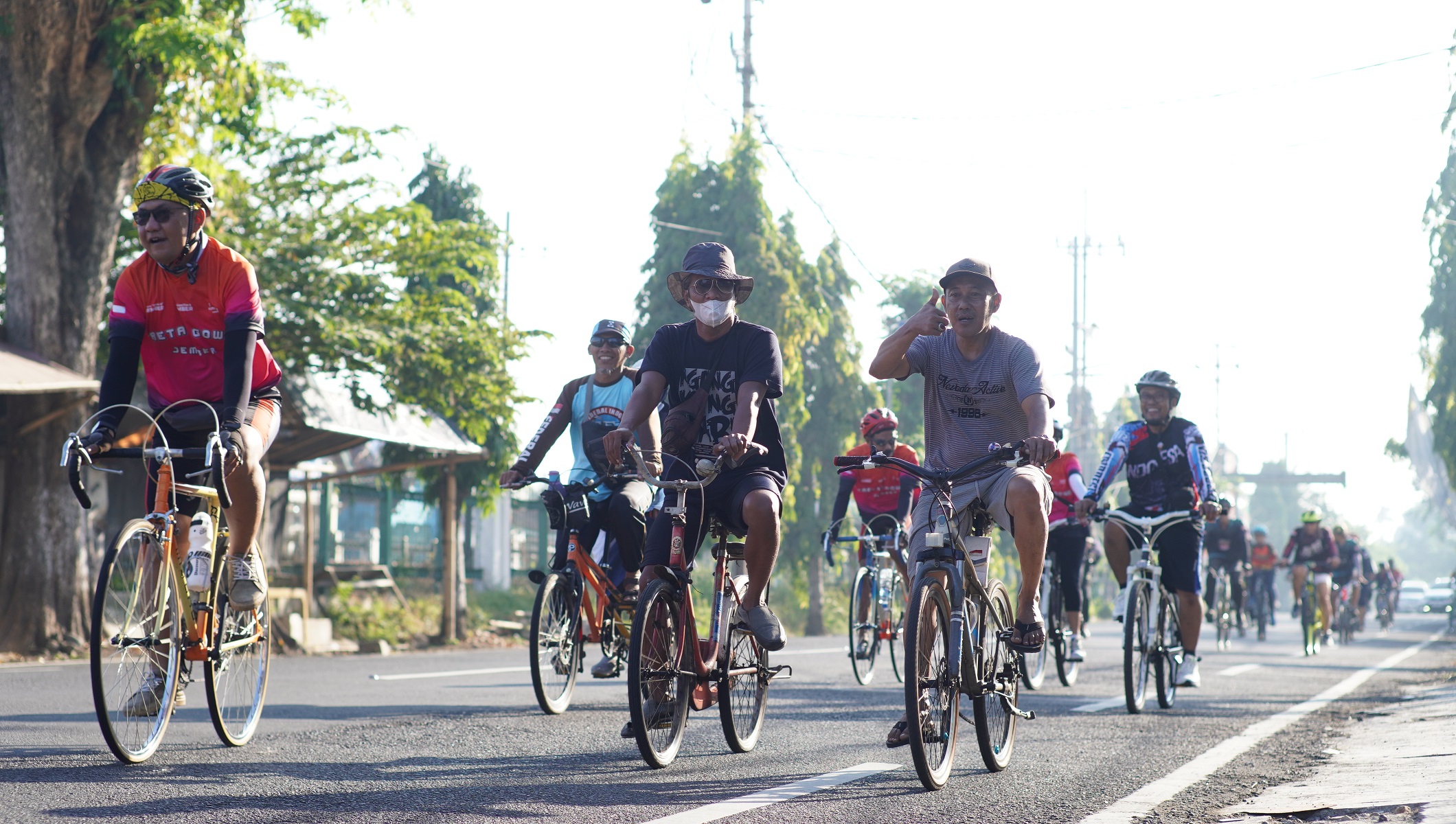 Pesepeda Mendadak Gowes HUT ke-26 Tahun Jawa Pos Radar Jember saat melintasi jalanan kota Jember, Minggu pagi (13/7/2025).