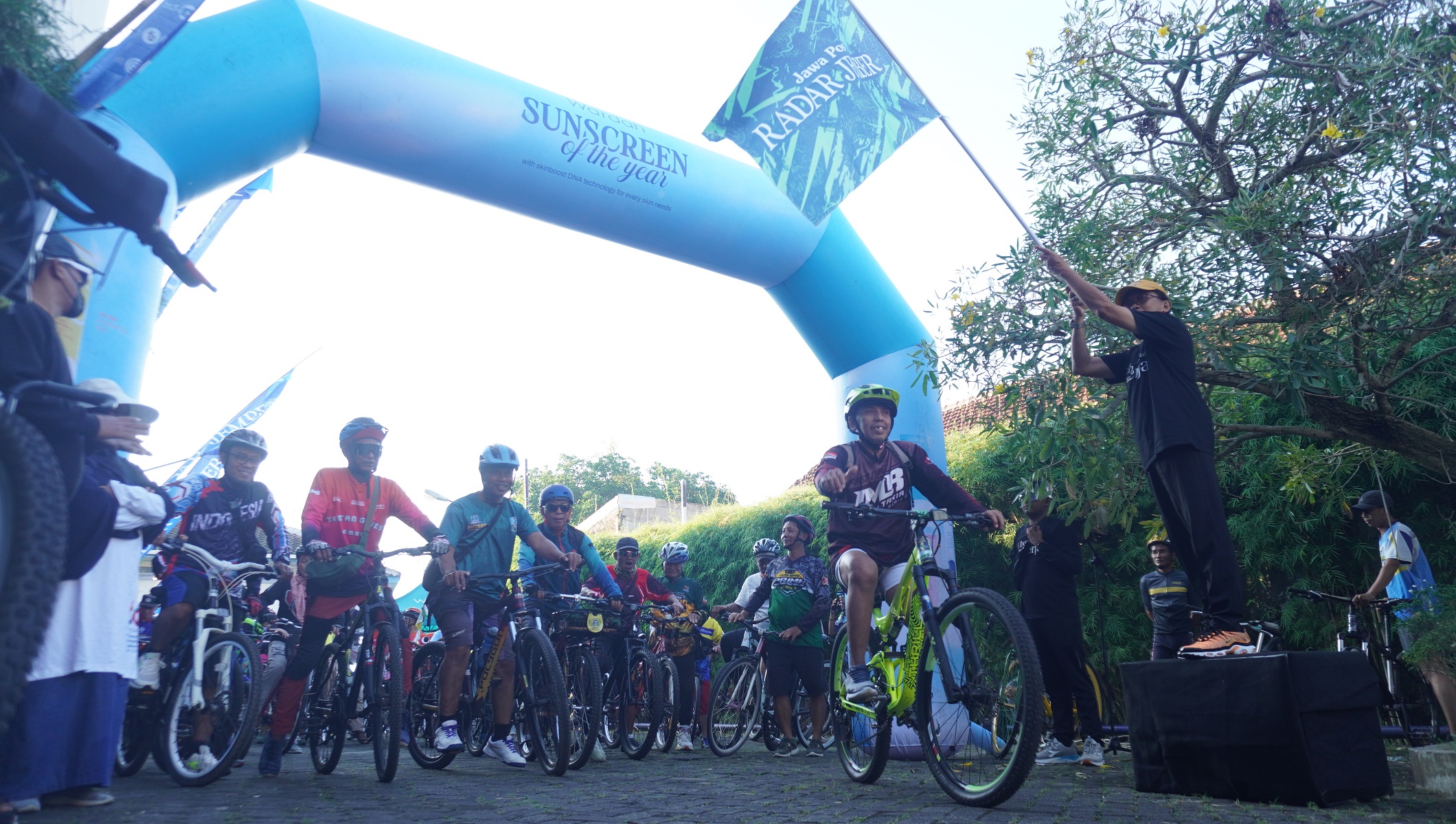 Direktur JPRJ Dr Choliq Baya memimpin pelepasan peserta Fun Gowes, di halaman Kantor JPRJ, Minggu pagi (13/7/2025).