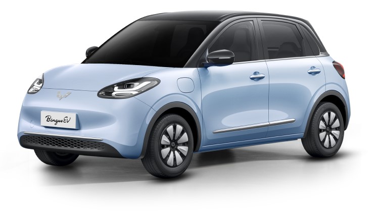Wuling keluarkan mobil listrik baru bernama New Binguo EV. Harganya bervariasi mulai Rp 100-an juta.