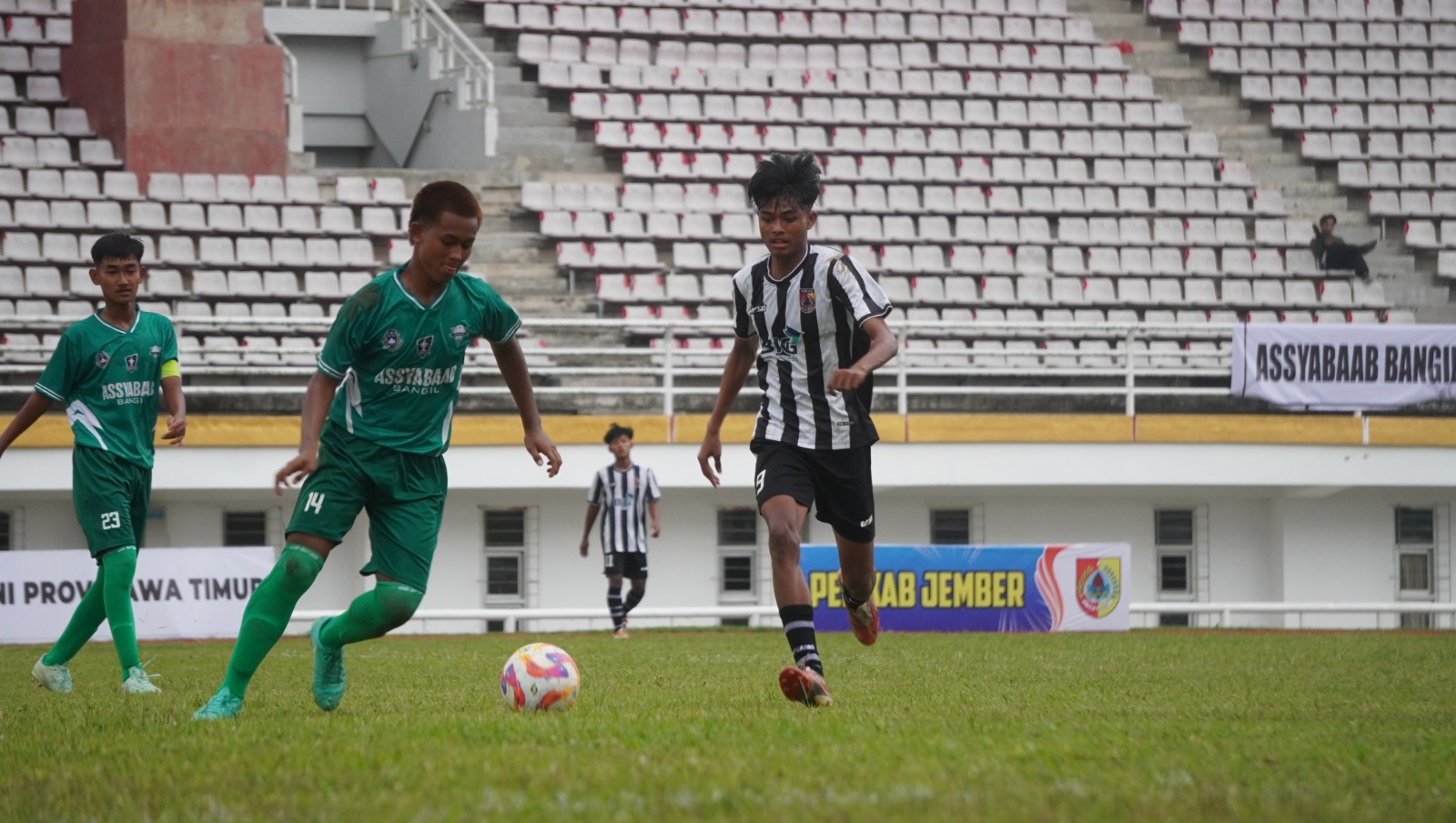 Pemain Persid Jember U-17 Rendy Aldiansyah (kanan) saat menghadapi Assyabaab. Sore ini, pemain Persid Jr akan berjuang di laga terakhir Grup I Piala Soeratin Jatim di Stadion JSG.