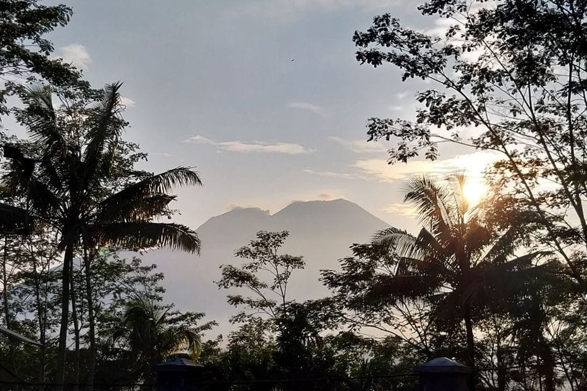 Gunung Lemongan. Mitos Gunung Lemongan Lumajang didiami makhluk gaib Macan Danu dan bisa menjelma menjadi manusia.