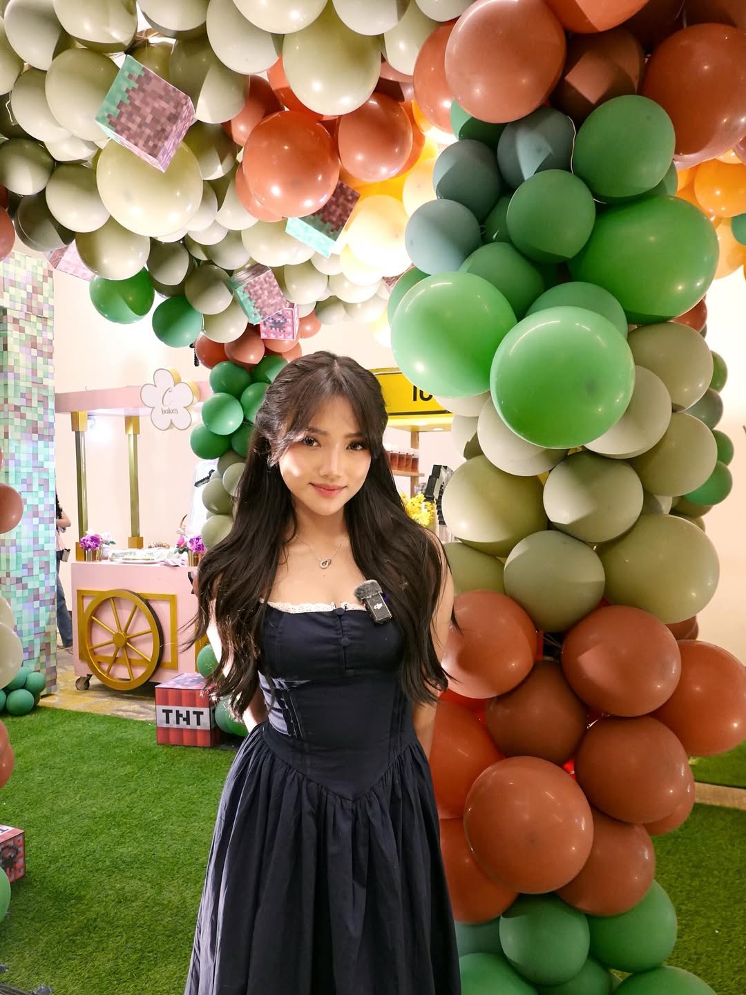 Potret Fuji saat menghadiri pesta ulang tahun Gala Sky, putra mendiang Vanessa Angel dan Bibi Andriansyah. Make up nya tema berbie.